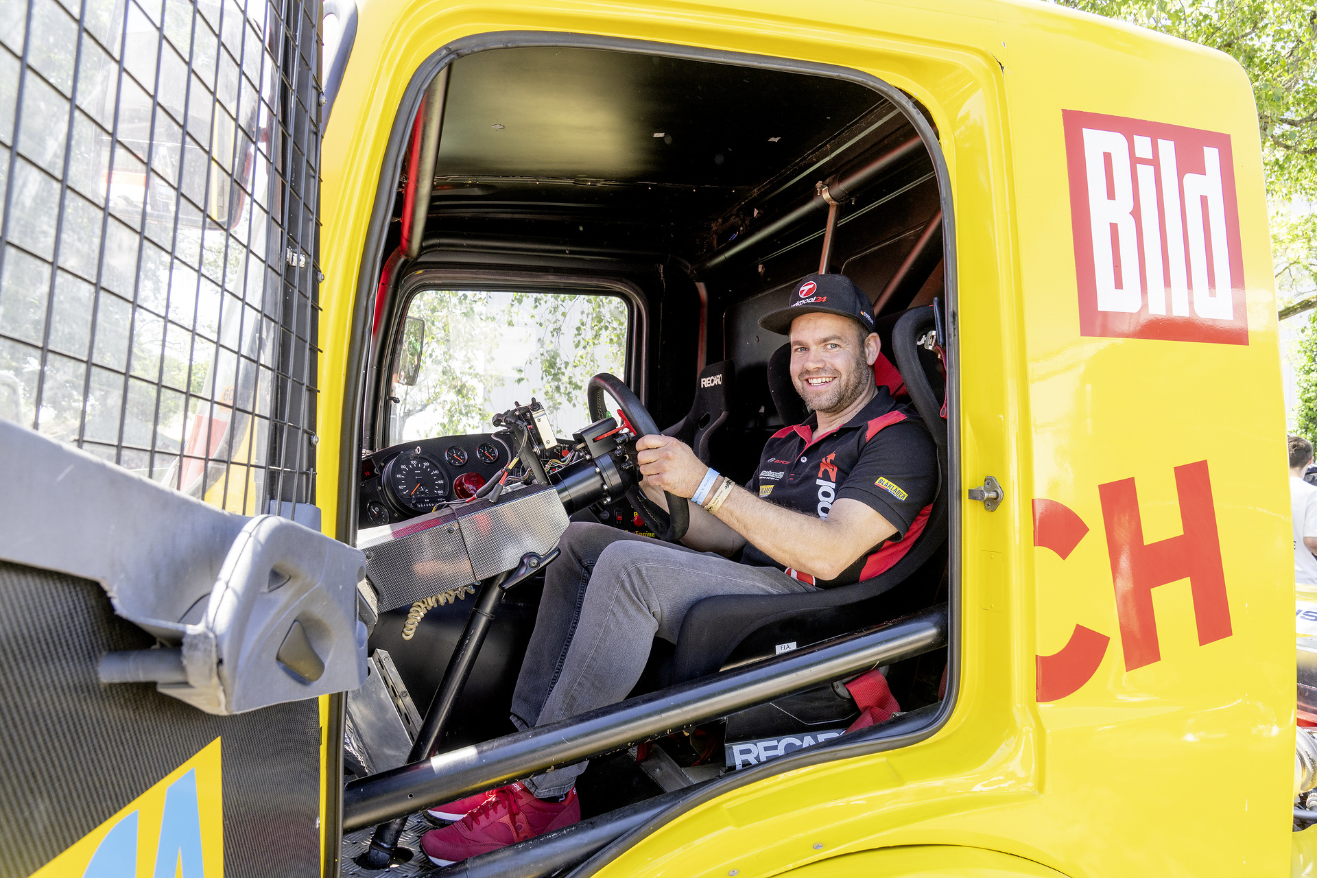 Steffen Faas in Atego Race Truck Mercedes-Benz Trucks Classic begeistern beim Brazzeltag 2025 – Technikgeschichte zum Anfassen und Mitfahren