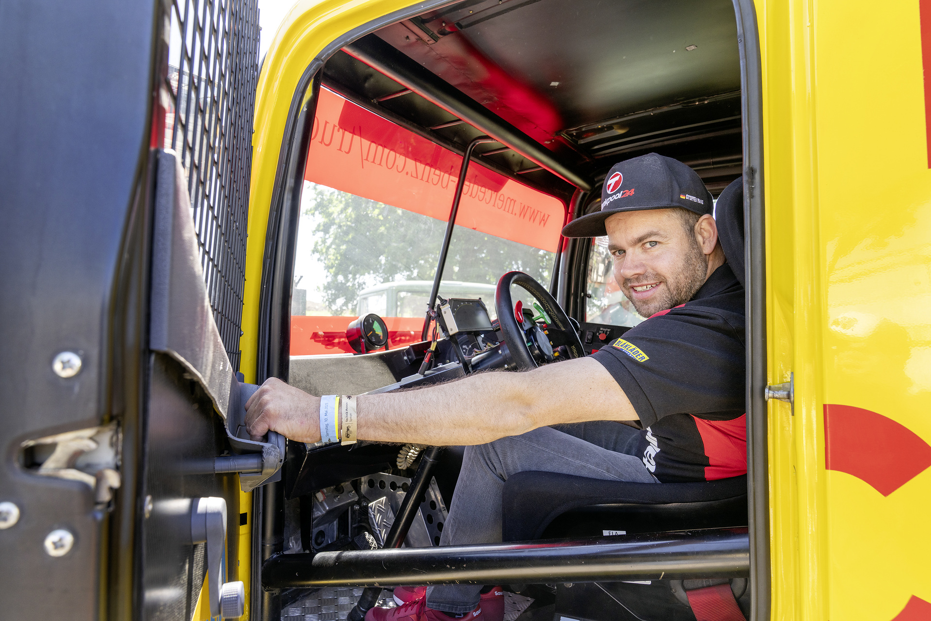 Steffen Faas in Atego Race Truck Mercedes-Benz Trucks Classic begeistern beim Brazzeltag 2025 – Technikgeschichte zum Anfassen und Mitfahren