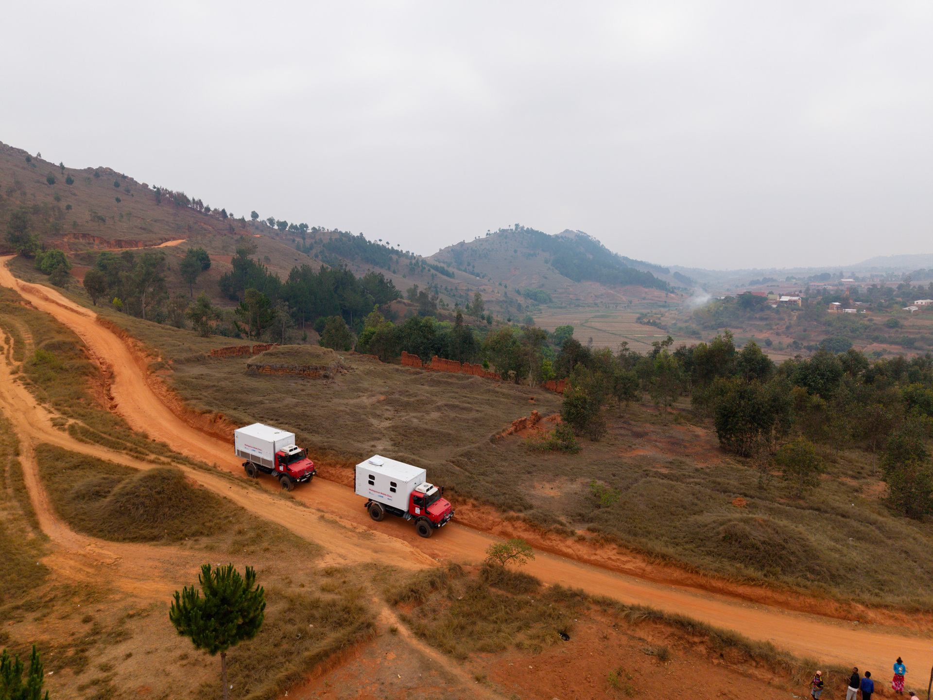 Daimler Truck unterstützt DEICHMANN-Stiftung: Zwei Mercedes-Benz Unimog U 5000 als mobile Kliniken für medizinische Hilfe in Madagaskar Zwei Unimog U 5000 für neues Hilfsprojekt der DEICHMANN-Stiftung