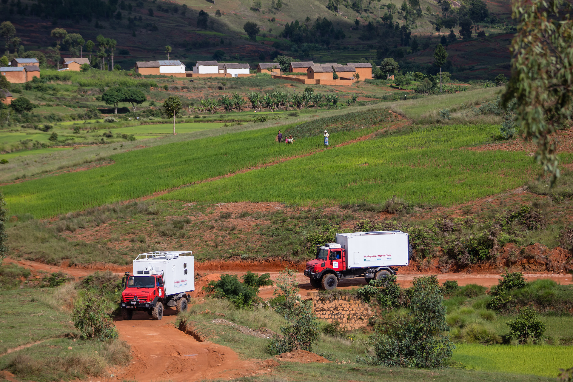 Daimler Truck unterstützt DEICHMANN-Stiftung: Zwei Mercedes-Benz Unimog U 5000 als mobile Kliniken für medizinische Hilfe in Madagaskar Zwei Unimog U 5000 für neues Hilfsprojekt der DEICHMANN-Stiftung