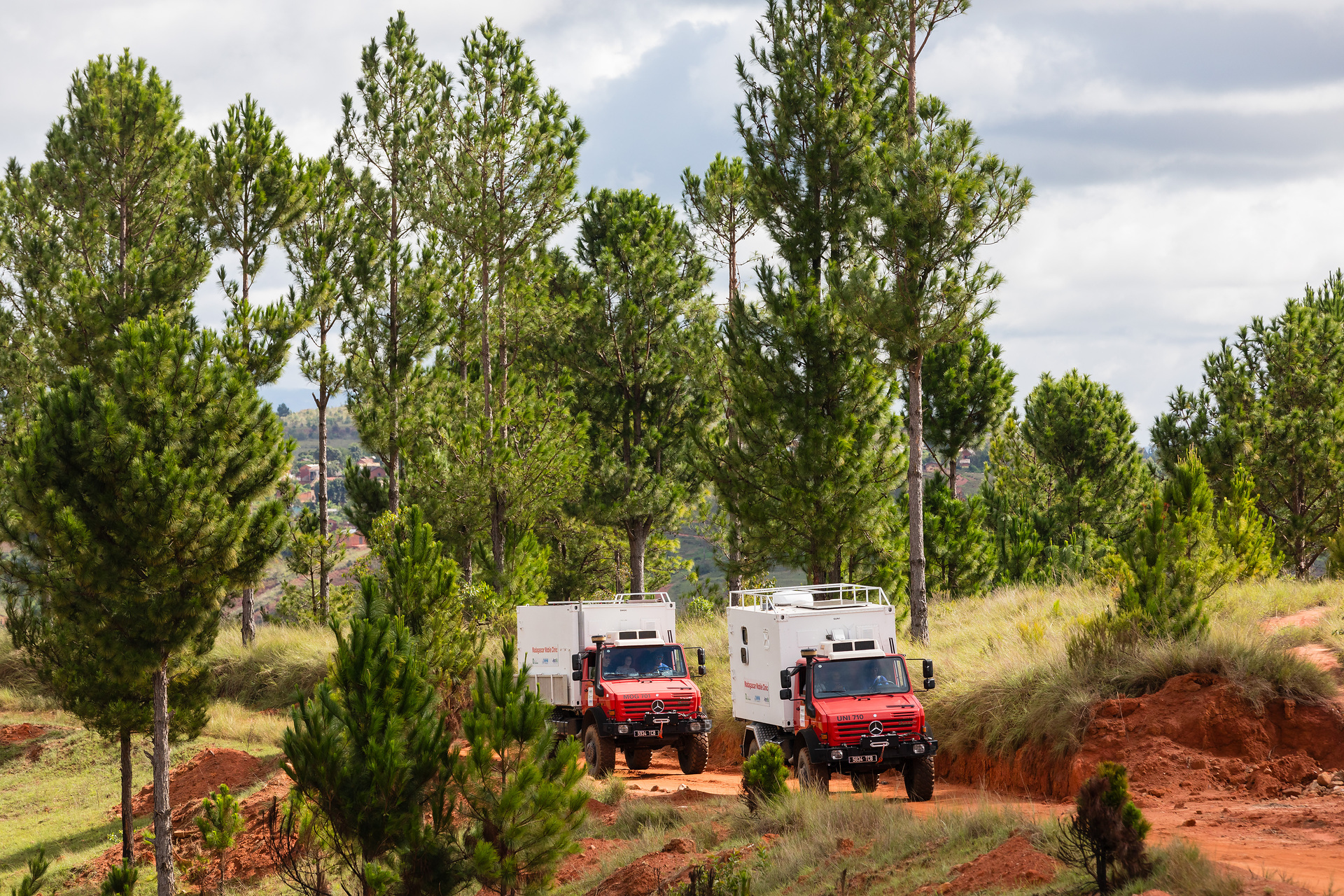 Daimler Truck unterstützt DEICHMANN-Stiftung: Zwei Mercedes-Benz Unimog U 5000 als mobile Kliniken für medizinische Hilfe in Madagaskar Zwei Unimog U 5000 für neues Hilfsprojekt der DEICHMANN-Stiftung