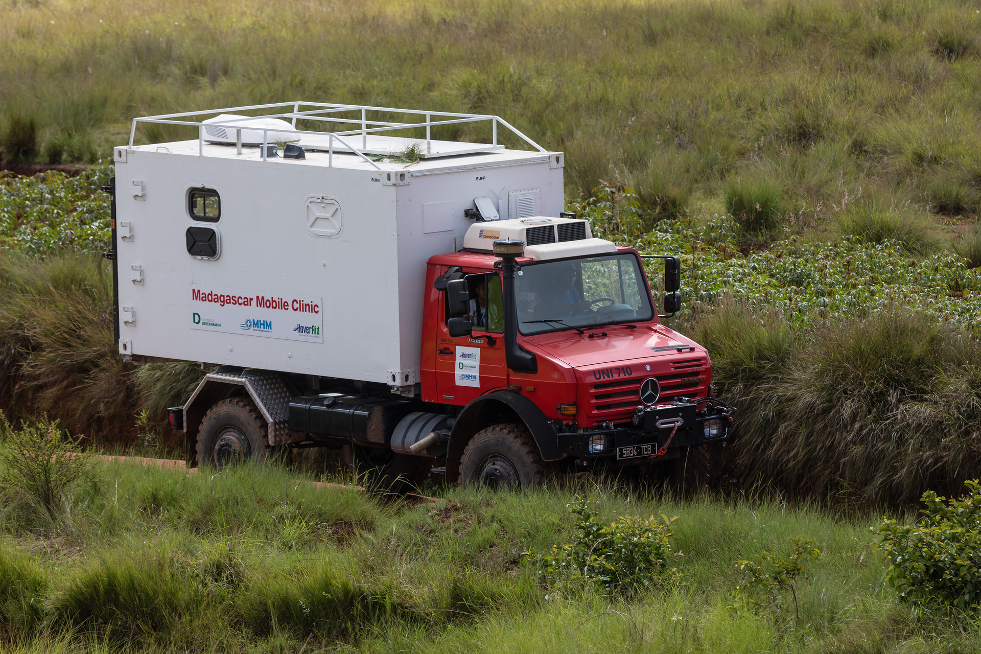 Daimler Truck unterstützt DEICHMANN-Stiftung: Zwei Mercedes-Benz Unimog U 5000 als mobile Kliniken für medizinische Hilfe in Madagaskar Zwei Unimog U 5000 für neues Hilfsprojekt der DEICHMANN-Stiftung