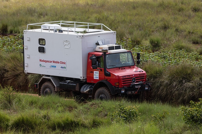 Zwei Unimog U 5000 für neues Hilfsprojekt der DEICHMANN-Stiftung