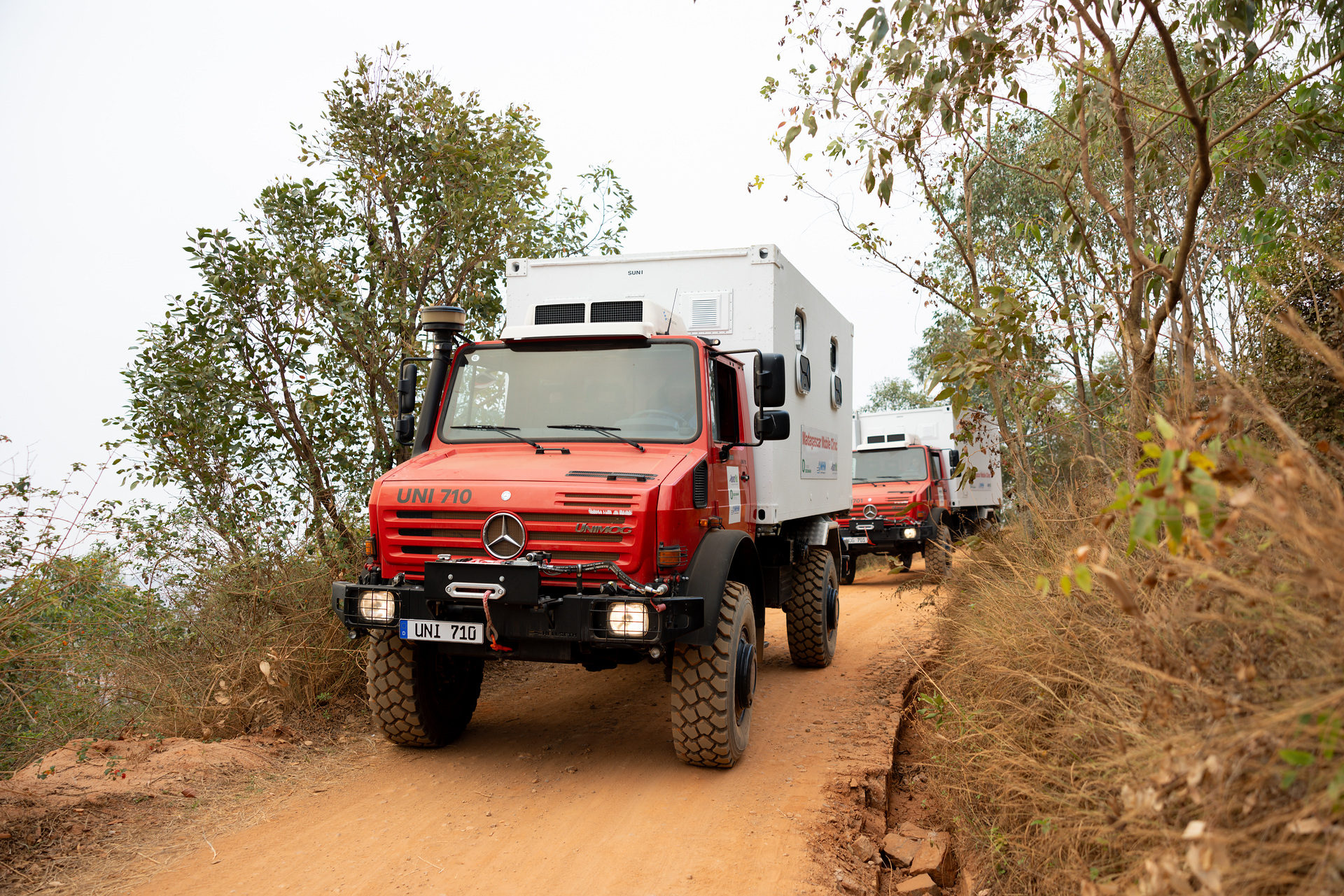 Daimler Truck unterstützt DEICHMANN-Stiftung: Zwei Mercedes-Benz Unimog U 5000 als mobile Kliniken für medizinische Hilfe in Madagaskar Zwei Unimog U 5000 für neues Hilfsprojekt der DEICHMANN-Stiftung