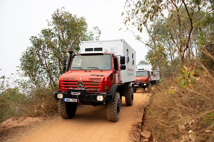 Zwei Unimog U 5000 für neues Hilfsprojekt der DEICHMANN-Stiftung