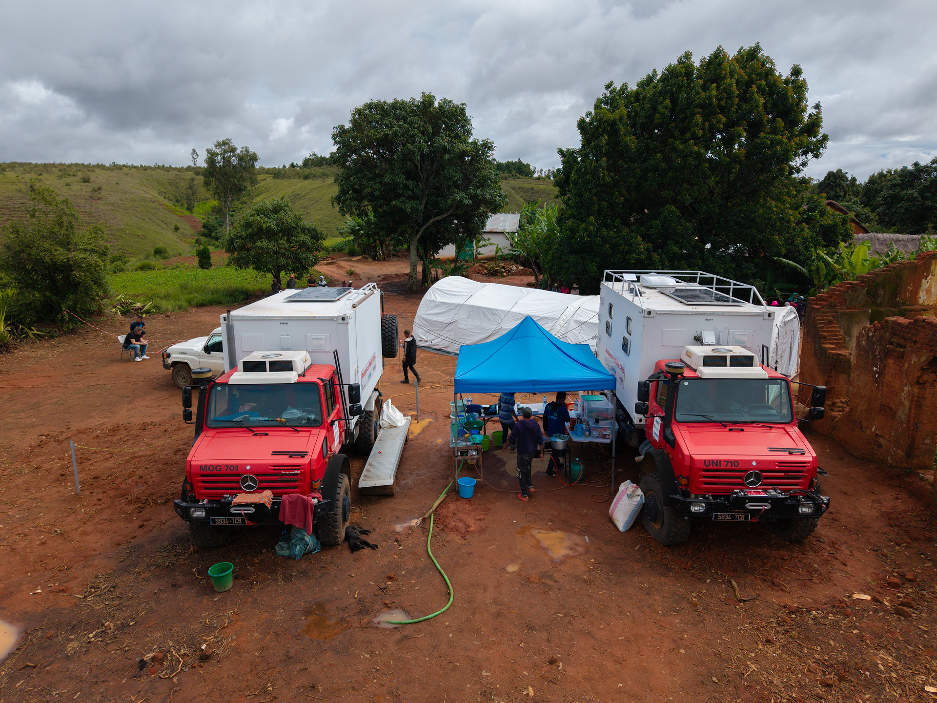Daimler Truck unterstützt DEICHMANN-Stiftung: Zwei Mercedes-Benz Unimog U 5000 als mobile Kliniken für medizinische Hilfe in Madagaskar Zwei Unimog U 5000 für neues Hilfsprojekt der DEICHMANN-Stiftung