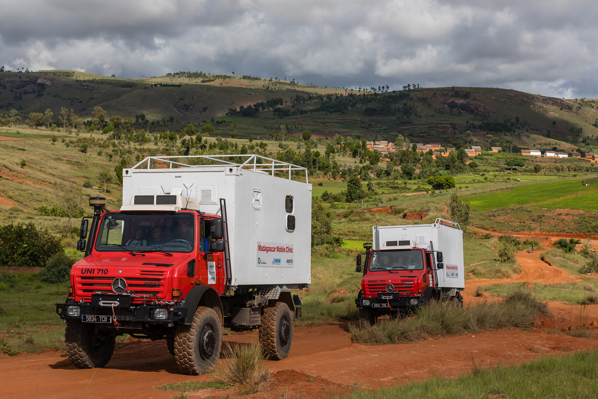Daimler Truck unterstützt DEICHMANN-Stiftung: Zwei Mercedes-Benz Unimog U 5000 als mobile Kliniken für medizinische Hilfe in Madagaskar Zwei Unimog U 5000 für neues Hilfsprojekt der DEICHMANN-Stiftung