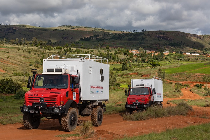 Zwei Unimog U 5000 für neues Hilfsprojekt der DEICHMANN-Stiftung
