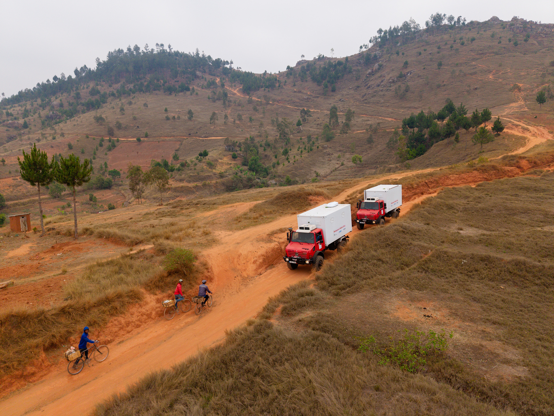 Daimler Truck unterstützt DEICHMANN-Stiftung: Zwei Mercedes-Benz Unimog U 5000 als mobile Kliniken für medizinische Hilfe in Madagaskar Zwei Unimog U 5000 für neues Hilfsprojekt der DEICHMANN-Stiftung