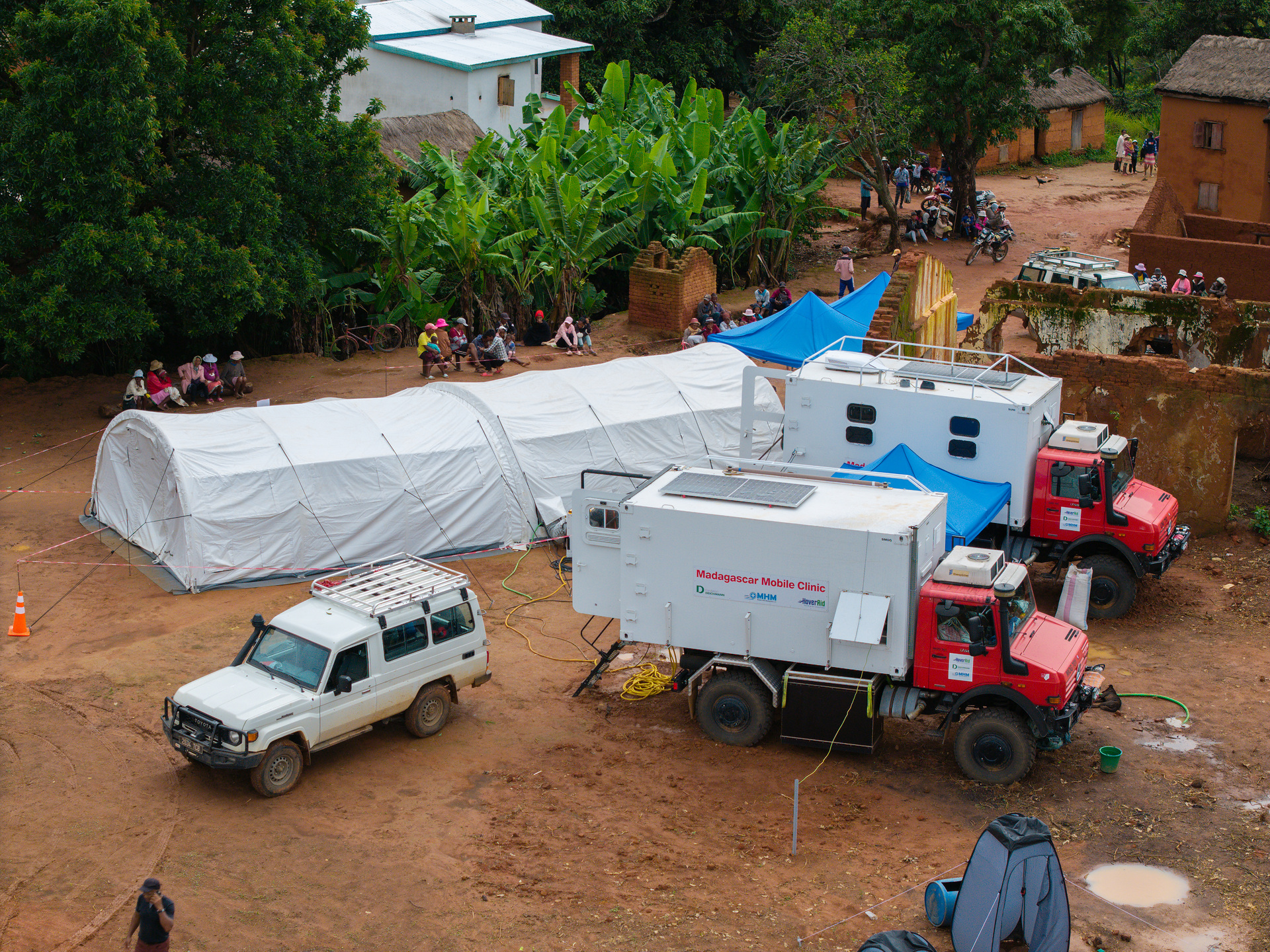 Daimler Truck unterstützt DEICHMANN-Stiftung: Zwei Mercedes-Benz Unimog U 5000 als mobile Kliniken für medizinische Hilfe in Madagaskar Zwei Unimog U 5000 für neues Hilfsprojekt der DEICHMANN-Stiftung
