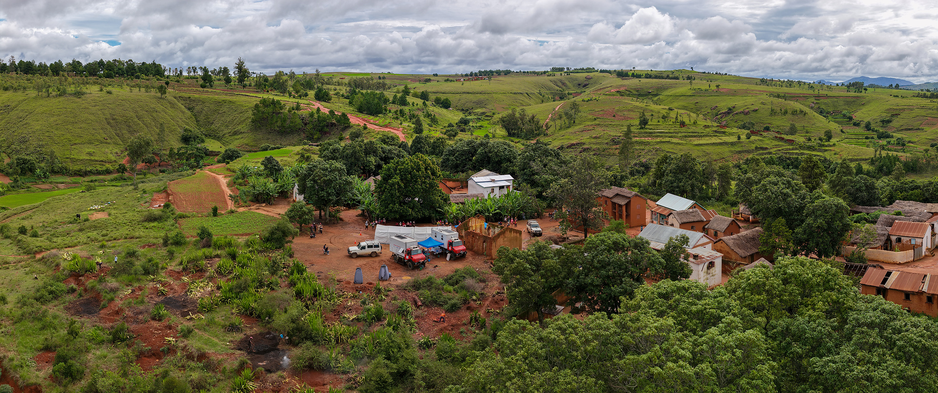 Daimler Truck unterstützt DEICHMANN-Stiftung: Zwei Mercedes-Benz Unimog U 5000 als mobile Kliniken für medizinische Hilfe in Madagaskar Zwei Unimog U 5000 für neues Hilfsprojekt der DEICHMANN-Stiftung