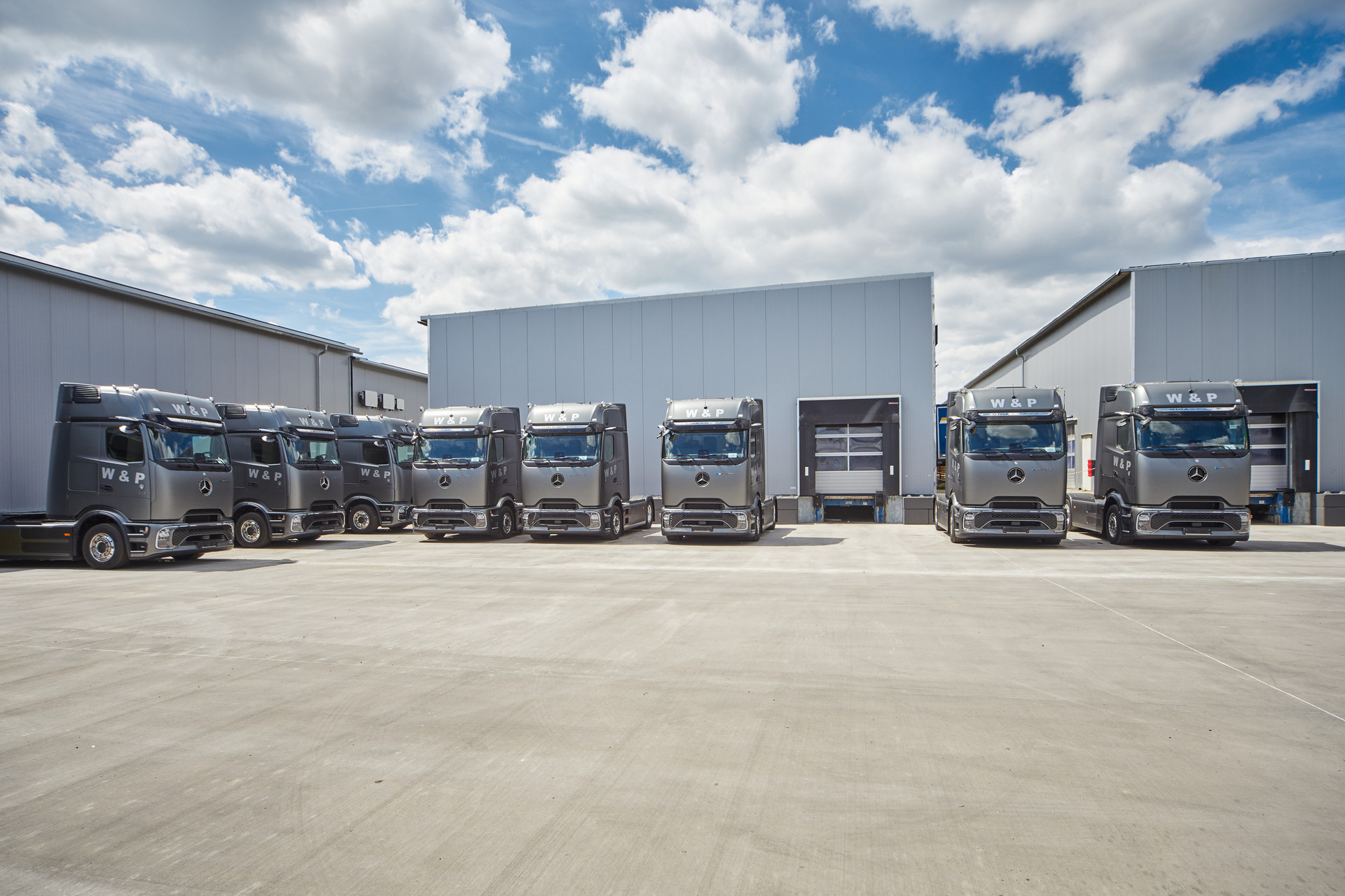 E-Mobilität in Unterfranken: Spedition W&P verstärkt Flotte mit 20 Mercedes-Benz eActros 600 und eröffnet Ladepark mit 56 Ladepunkten E-Mobilität in Unterfranken: Spedition W&P verstärkt Flotte mit 20 Mercedes-Benz eActros 600 und eröffnet Ladepark mit 56 Ladepunkten
