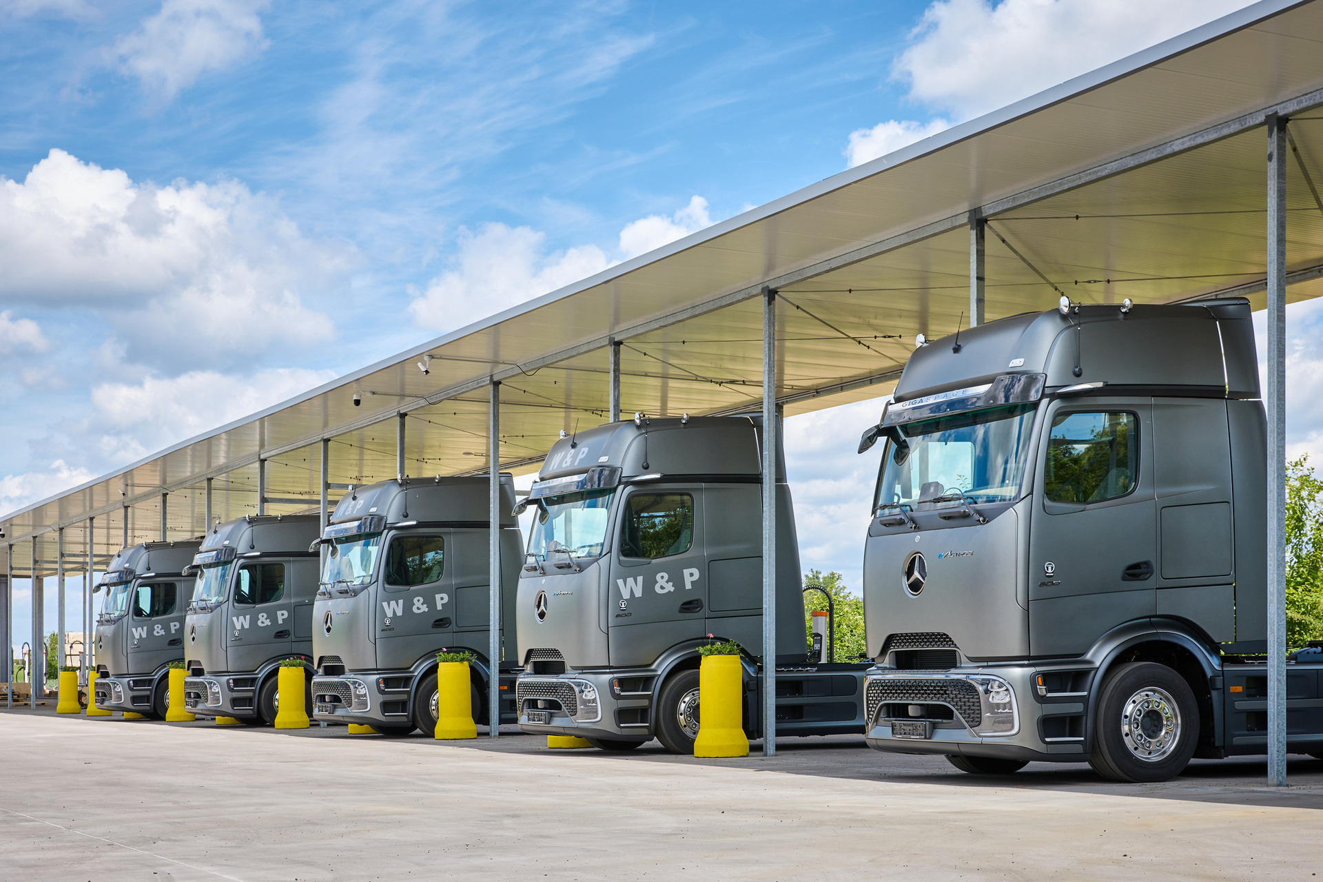 E-Mobilität in Unterfranken: Spedition W&P verstärkt Flotte mit 20 Mercedes-Benz eActros 600 und eröffnet Ladepark mit 56 Ladepunkten E-Mobilität in Unterfranken: Spedition W&P verstärkt Flotte mit 20 Mercedes-Benz eActros 600 und eröffnet Ladepark mit 56 Ladepunkten