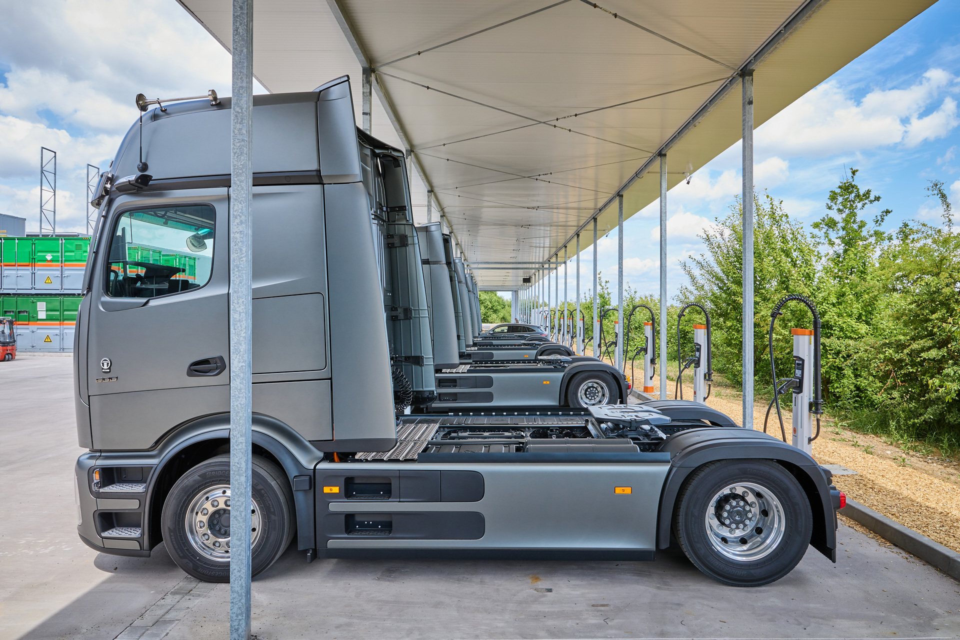 E-Mobilität in Unterfranken: Spedition W&P verstärkt Flotte mit 20 Mercedes-Benz eActros 600 und eröffnet Ladepark mit 56 Ladepunkten E-Mobilität in Unterfranken: Spedition W&P verstärkt Flotte mit 20 Mercedes-Benz eActros 600 und eröffnet Ladepark mit 56 Ladepunkten