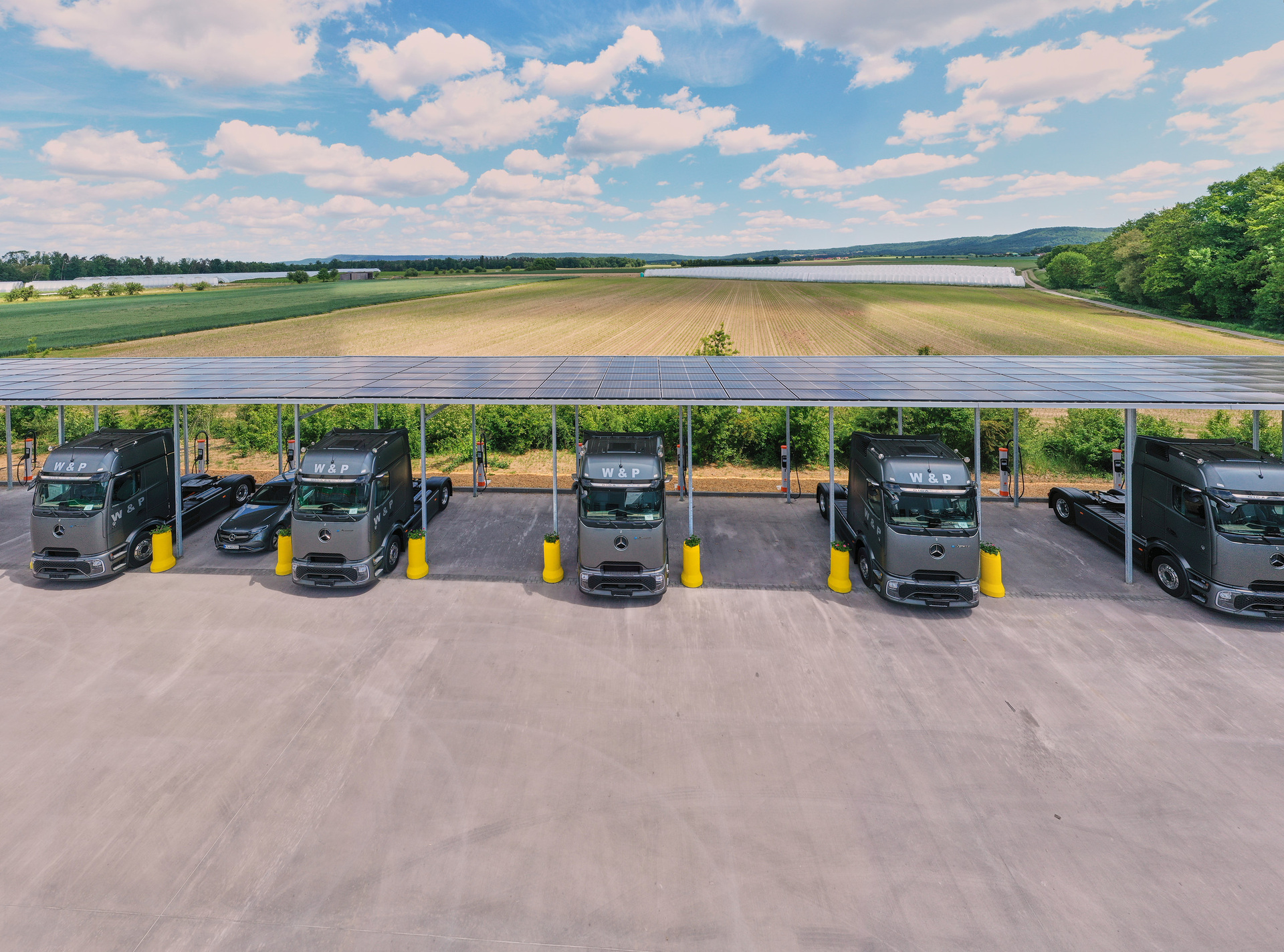 E-Mobilität in Unterfranken: Spedition W&P verstärkt Flotte mit 20 Mercedes-Benz eActros 600 und eröffnet Ladepark mit 56 Ladepunkten E-Mobilität in Unterfranken: Spedition W&P verstärkt Flotte mit 20 Mercedes-Benz eActros 600 und eröffnet Ladepark mit 56 Ladepunkten