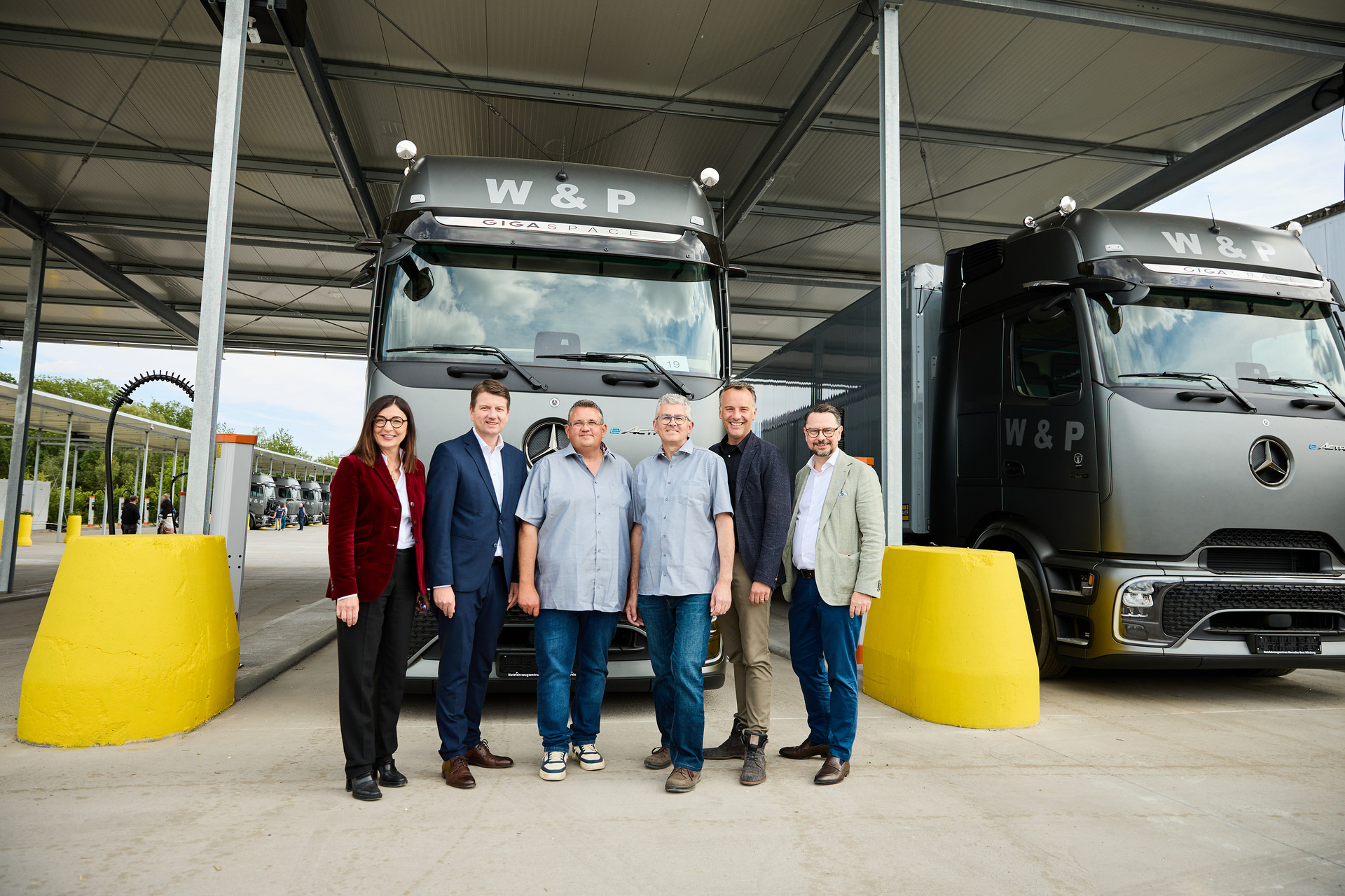 E-Mobilität in Unterfranken: Spedition W&P verstärkt Flotte mit 20 Mercedes-Benz eActros 600 und eröffnet Ladepark mit 56 Ladepunkten E-Mobilität in Unterfranken: Spedition W&P verstärkt Flotte mit 20 Mercedes-Benz eActros 600 und eröffnet Ladepark mit 56 Ladepunkten