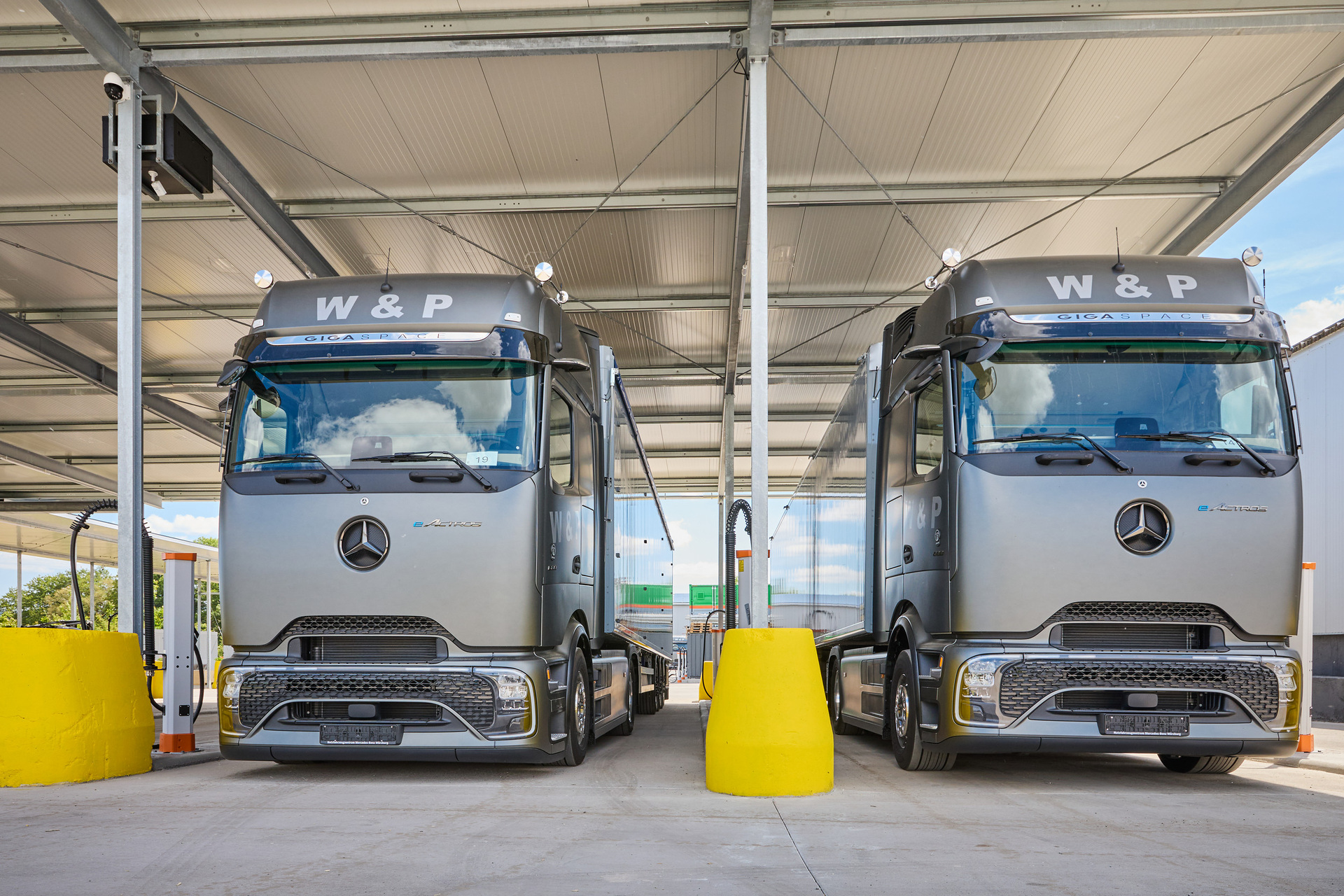 E-Mobilität in Unterfranken: Spedition W&P verstärkt Flotte mit 20 Mercedes-Benz eActros 600 und eröffnet Ladepark mit 56 Ladepunkten E-Mobilität in Unterfranken: Spedition W&P verstärkt Flotte mit 20 Mercedes-Benz eActros 600 und eröffnet Ladepark mit 56 Ladepunkten