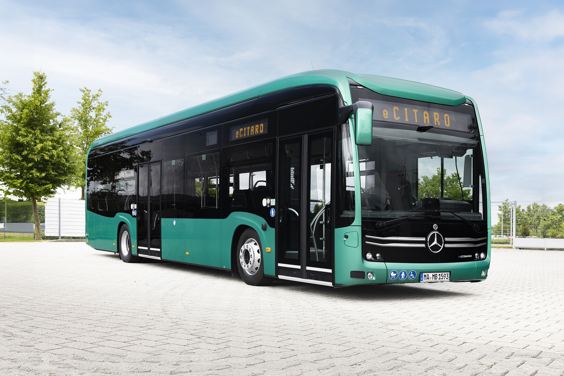 Mercedes-Benz eCitaro mit vollelektrischem Antrieb, NMC 4 Batterie, Exterieur, grün-metallic, 2 x elektrischer Radnabenmotor, 2 x 140 kW, 2 x 495 Nm, 5 Batteriepakete mit jeweils 111 kWh, LED-Scheinwerfer, Sideguard Assist 2, Preventive Brake Assist 2, Frontguard Assist, Attention Assist, Verkehrszeichen-Assistent, 360-Grad-Kamera, Länge/Breite/Höhe: 12.135/2.550/3.400 mm, Beförderungskapazität: 1/88 Mercedes-Benz auf dem UITP Summit 2025: eCitaro mit nächster Batteriegeneration NMC4