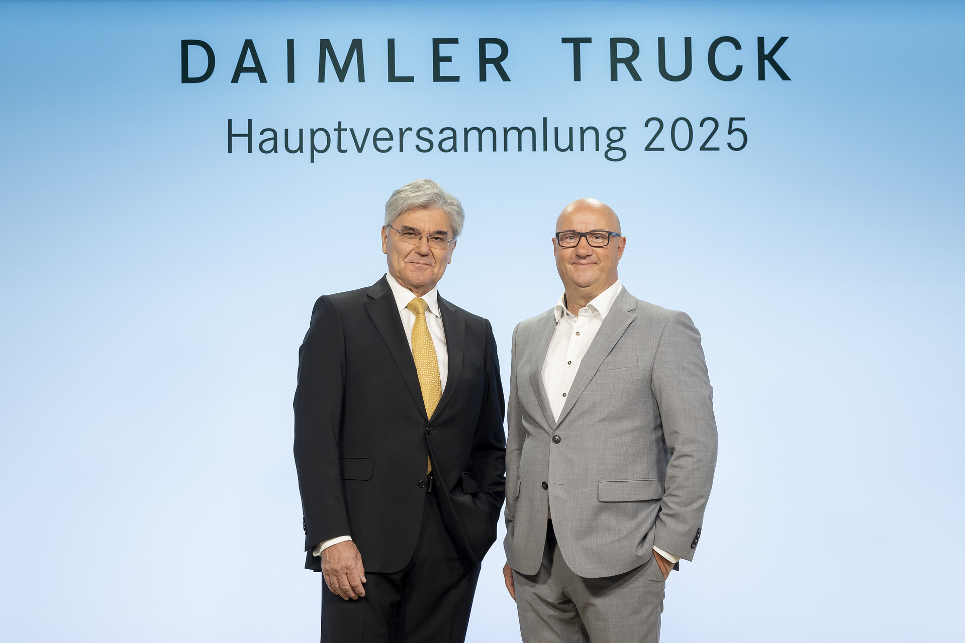 Joe Kaeser (links), Aufsichtsratsvorsitzender der Daimler Truck Holding AG, und Michael Brecht, Gesamtbetriebsratsvorsitzender der Daimler Truck AG und stellvertretender Aufsichtsratsvorsitzender der Daimler Truck Holding AG Daimler Truck Hauptversammlung 2025