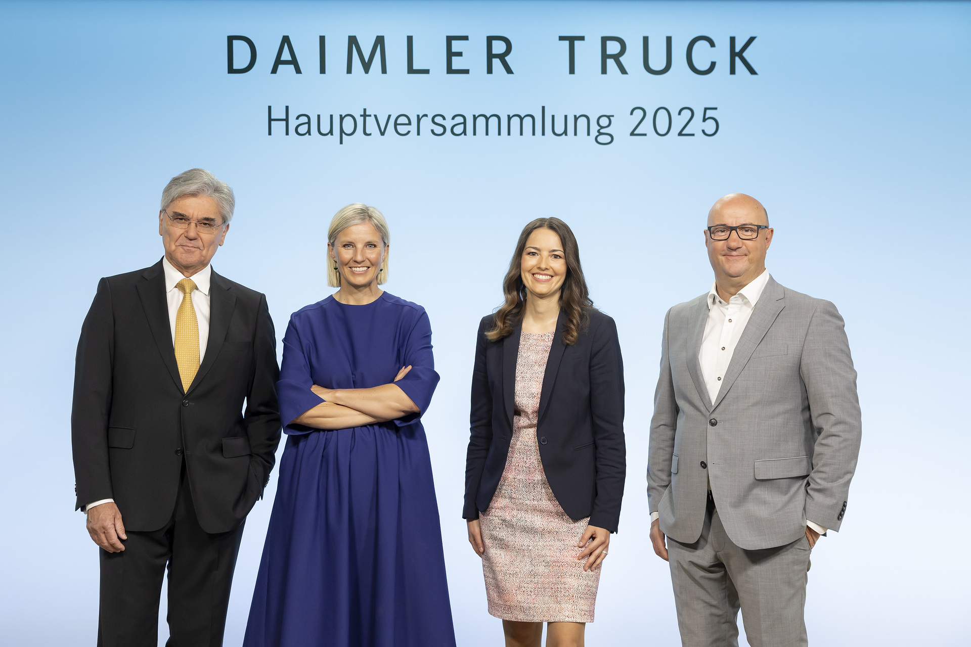 Von links nach rechts: Joe Kaeser, Aufsichtsratsvorsitzender der Daimler Truck Holding AG, Karin Rådström, Vorsitzende des Vorstands der Daimler Truck Holding AG, Eva Scherer, Mitglied des Vorstands der Daimler Truck Holding AG, verantwortlich für Finanzen und Controlling, und Michael Brecht, Gesamtbetriebsratsvorsitzender der Daimler Truck AG und stellvertretender Aufsichtsratsvorsitzender der Daimler Truck Holding AG Daimler Truck Hauptversammlung 2025