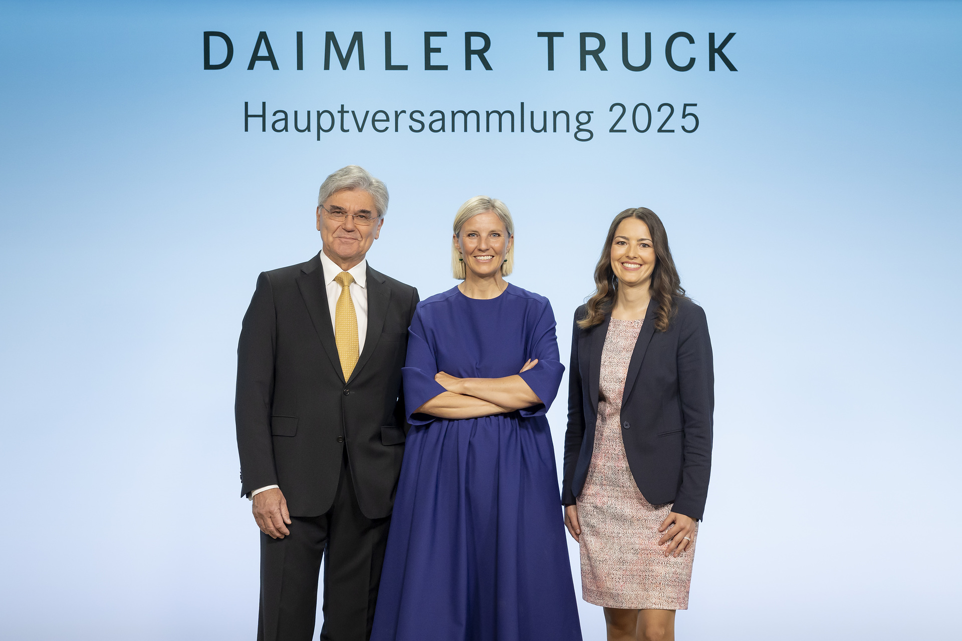 Von links nach rechts: Joe Kaeser, Aufsichtsratsvorsitzender der Daimler Truck Holding AG, Karin Rådström, Vorsitzende des Vorstands der Daimler Truck Holding AG, und Eva Scherer, Mitglied des Vorstands der Daimler Truck Holding AG, verantwortlich für Finanzen und Controlling Daimler Truck Hauptversammlung 2025