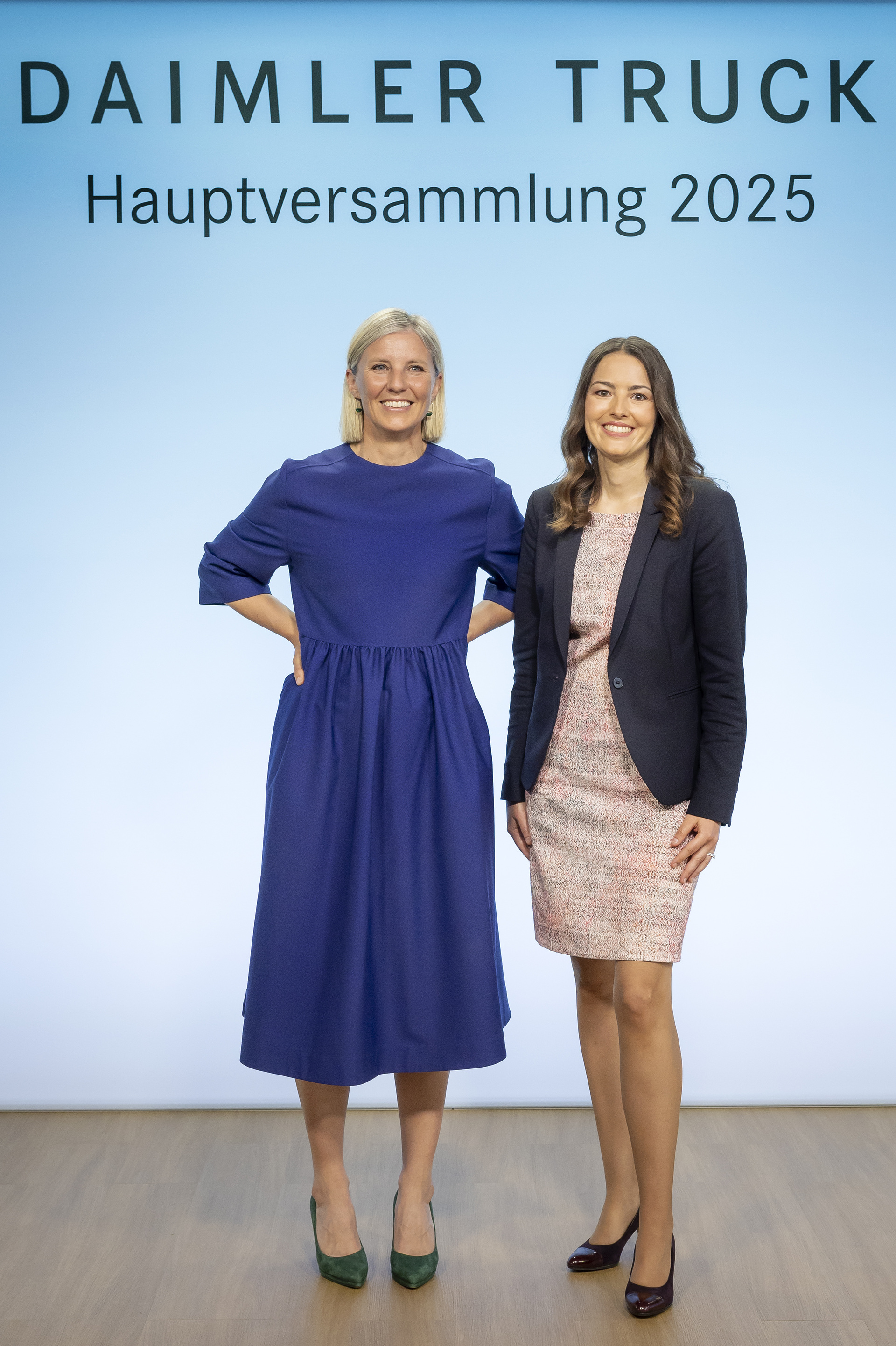 Karin Rådström (links), Vorsitzende des Vorstands der Daimler Truck Holding AG, und Eva Scherer, Mitglied des Vorstands der Daimler Truck Holding AG, verantwortlich für Finanzen und Controlling Daimler Truck Hauptversammlung 2025