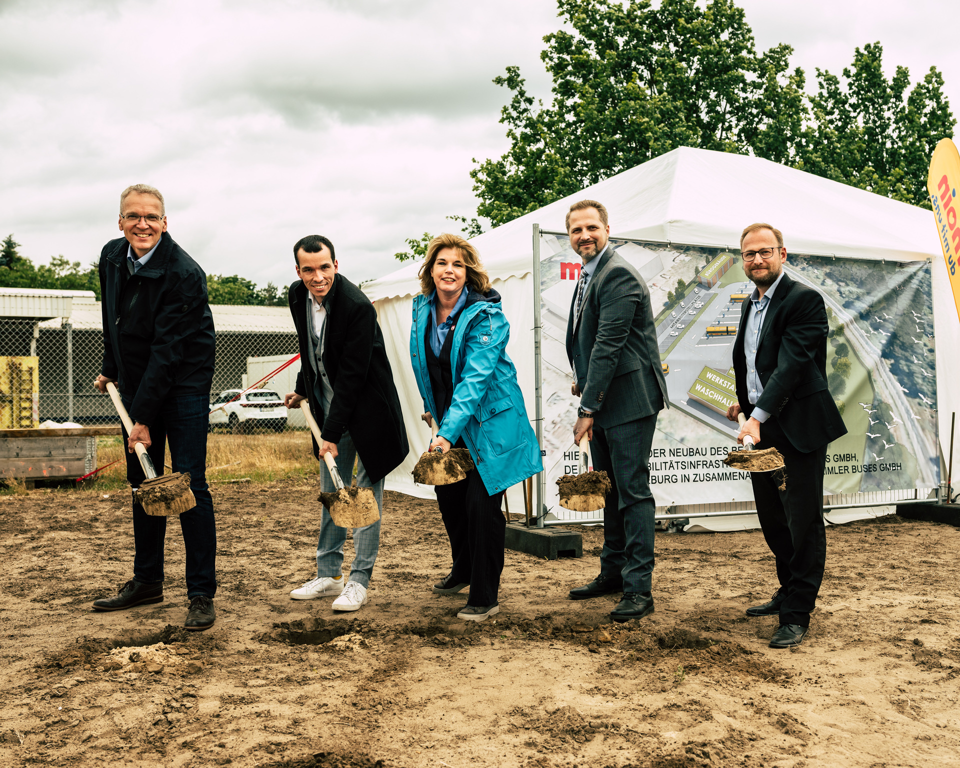 v.l.n.r. Jens Böther, Landrat; Nikolas Wenzel, Geschäftsführer MOIN; Claudia Kalisch, Oberbürgermeisterin Lüneburg; Alex Meier, Betriebshofleiter; Nils Richert, Daimler Buses Premiere mit MOIN in Lüneburg: Daimler Buses errichtet erstmals komplett neuen E-Bus Betriebshof eines Kunden