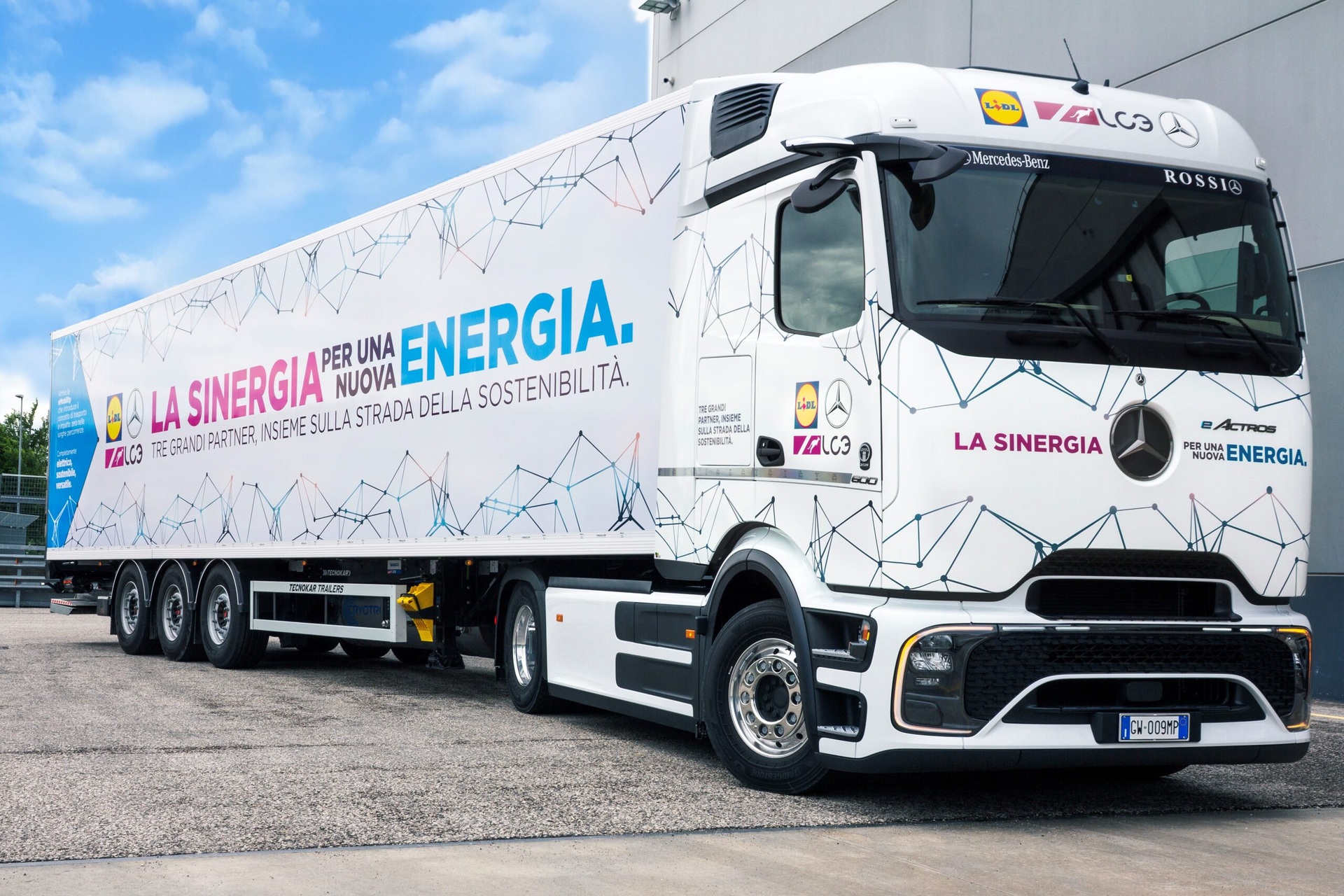 Mercedes-Benz eActros für LIDL Italien Lidl receives the first eActros 600 in Italy to start a new era of sustainable transport with Daimler Truck Italia and LC3 Trasporti