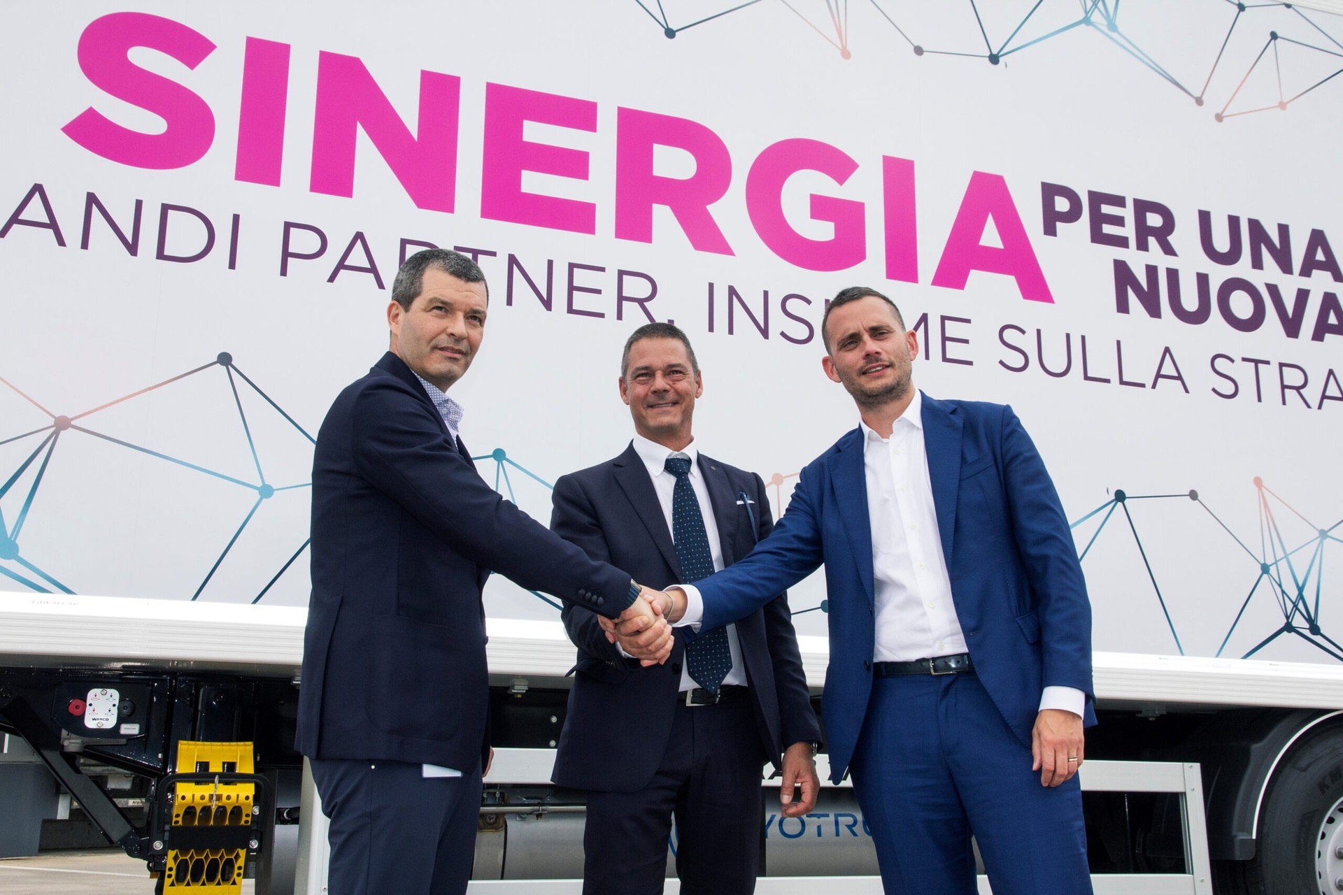 Luca Ros (LIDL Italia); Maurizio Pompei (Daimler Truck Italia); Michele Ambrogi (LC3 Trasporti) Lidl receives the first eActros 600 in Italy to start a new era of sustainable transport with Daimler Truck Italia and LC3 Trasporti