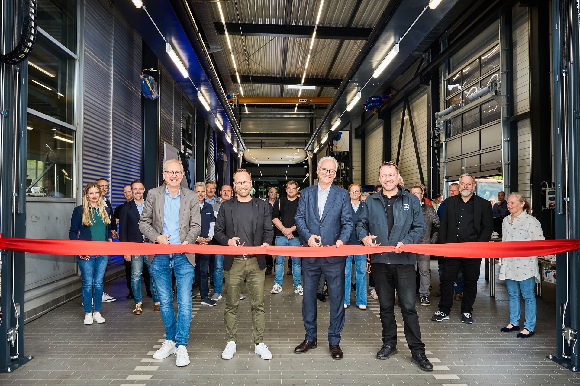 von links nach rechts:Dr. Volker Hüntrup, Direktor Own Retail Group Mercedes-Benz Trucks Europe, Daimler Truck AG;Johannes Franz, Centerleiter Nutzfahrzeugzentrum Würzburg,
Daimler Truck AG; Jens-Ch. Geisendörfer Dipl.-Ing. Architekt Geisendörfer Architekten, Würzburg ;Thomas Haas, Serviceleiter
Nutzfahrzeugzentrum Würzburg,
Daimler Truck AG Bereit für E-Lkw und E-Busse: Daimler Truck erweitert seinen Standort für Vertrieb und Service in Würzburg