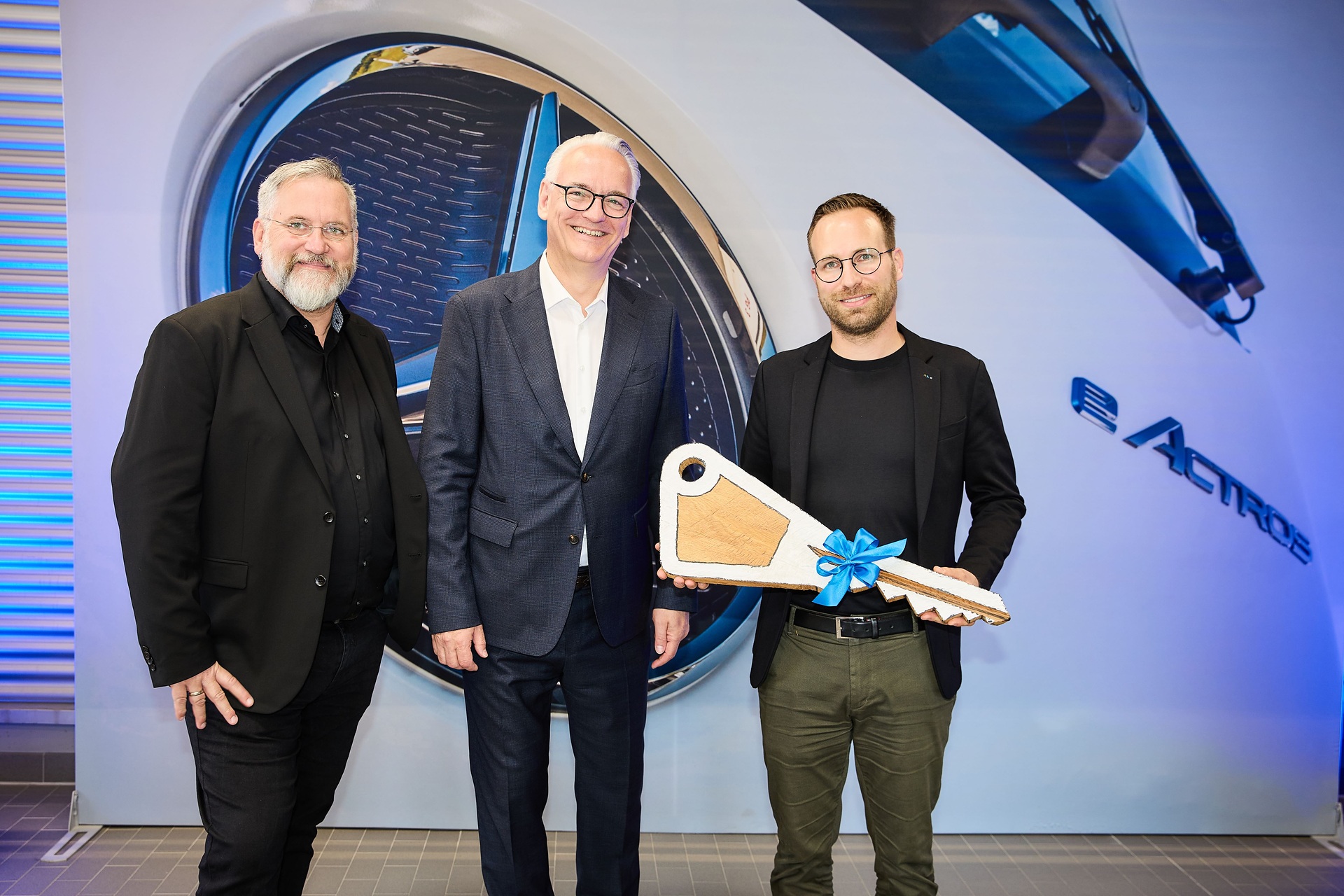 von links nach rechts: Dieter Uihlein Dipl.-Ing. Architekt
Geisendörfer Architekten, Würzburg; Jens-Ch. Geisendörfer Dipl.-Ing. Architekt
Geisendörfer Architekten, Würzburg; Johannes Franz, Centerleiter Nutzfahrzeugzentrum Würzburg, Daimler Truck AG Bereit für E-Lkw und E-Busse: Daimler Truck erweitert seinen Standort für Vertrieb und Service in Würzburg