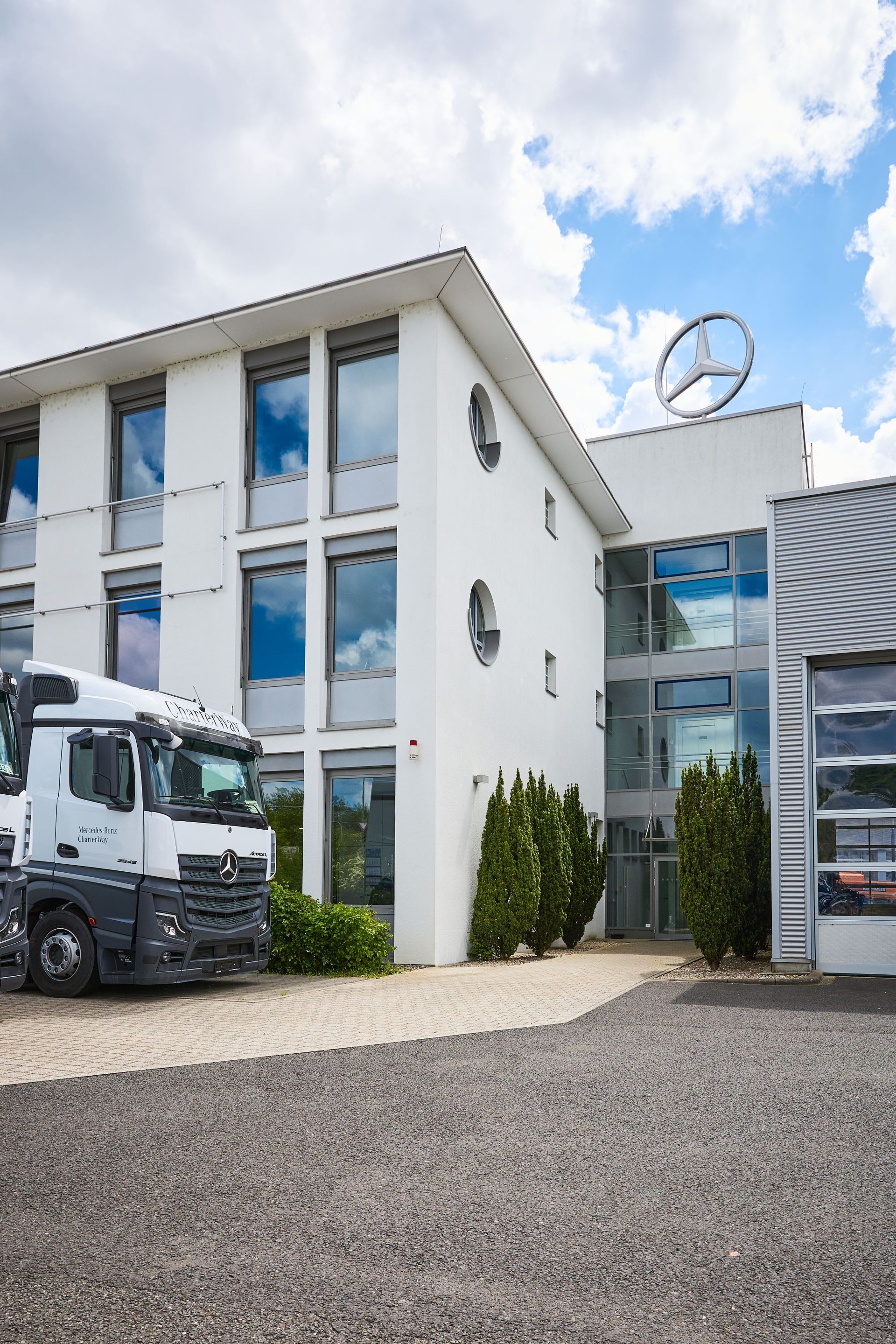 Bereit für E-Lkw und E-Busse: Daimler Truck erweitert seinen Standort für Vertrieb und Service in Würzburg Bereit für E-Lkw und E-Busse: Daimler Truck erweitert seinen Standort für Vertrieb und Service in Würzburg