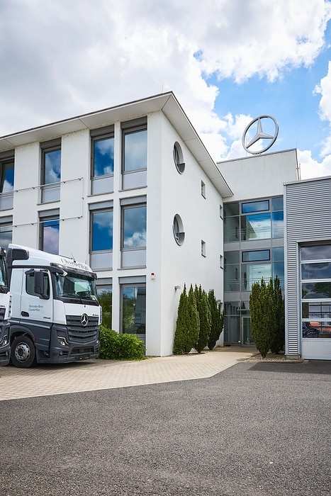 Bereit für E-Lkw und E-Busse: Daimler Truck erweitert seinen Standort für Vertrieb und Service in Würzburg
