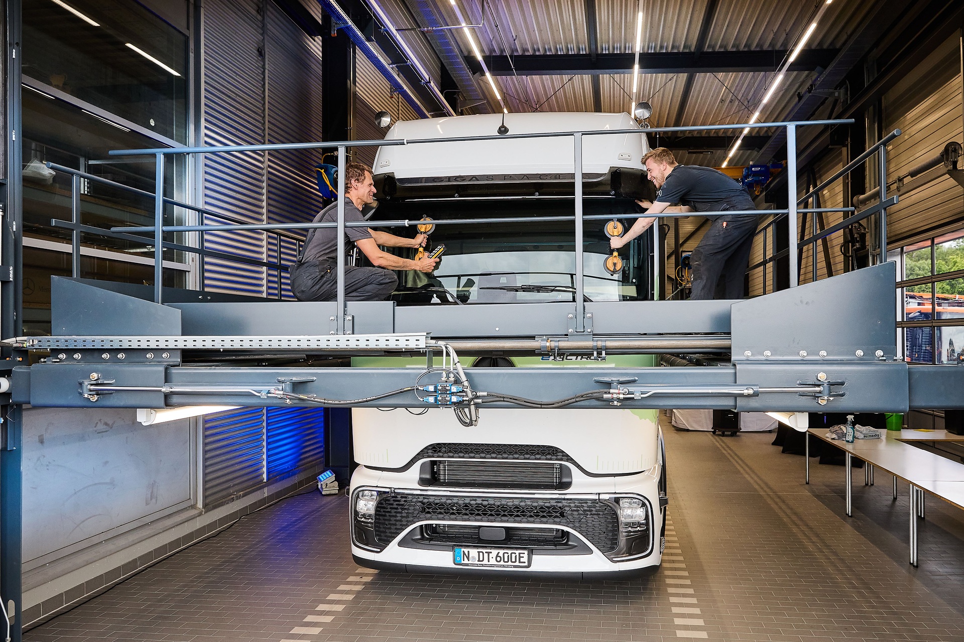 Bereit für E-Lkw und E-Busse: Daimler Truck erweitert seinen Standort für Vertrieb und Service in Würzburg Bereit für E-Lkw und E-Busse: Daimler Truck erweitert seinen Standort für Vertrieb und Service in Würzburg