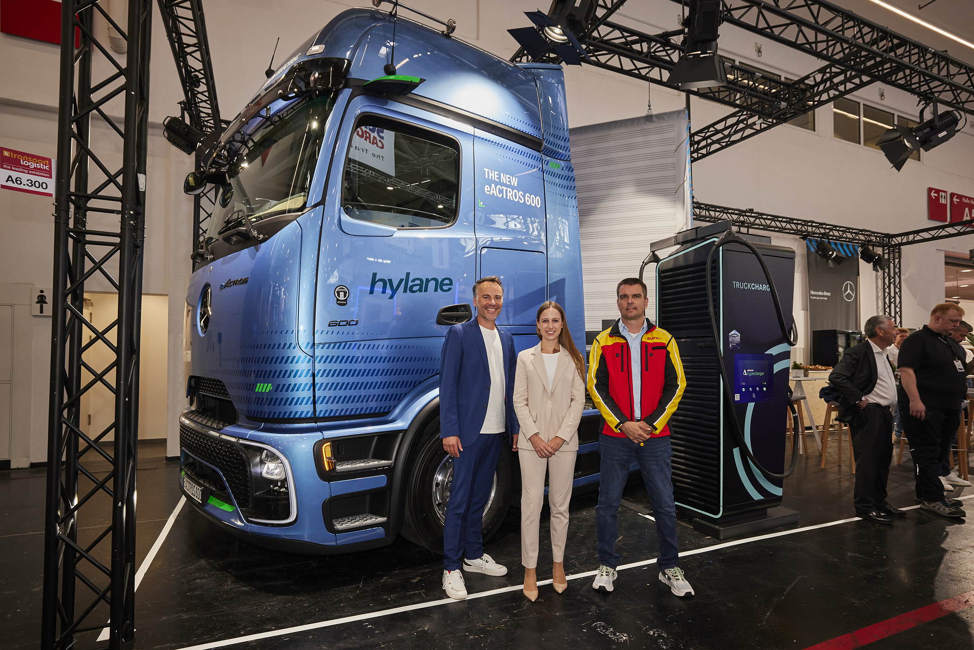 Von links nach rechts: Christian Wilz (Vorsitzender der Geschäftsleitung Mercedes-Benz Trucks & FUSO bei Daimler Truck Deutschland), Dr. Sara Schiffer (Geschäftsführerin hylane), Marc Hitschfeld (Chief Operations Officer des Unternehmensbereichs Post & Paket Deutschland der DHL Group) Daimler Truck, DHL und hylane schließen Partnerschaft bei vollelektrischen Lkw