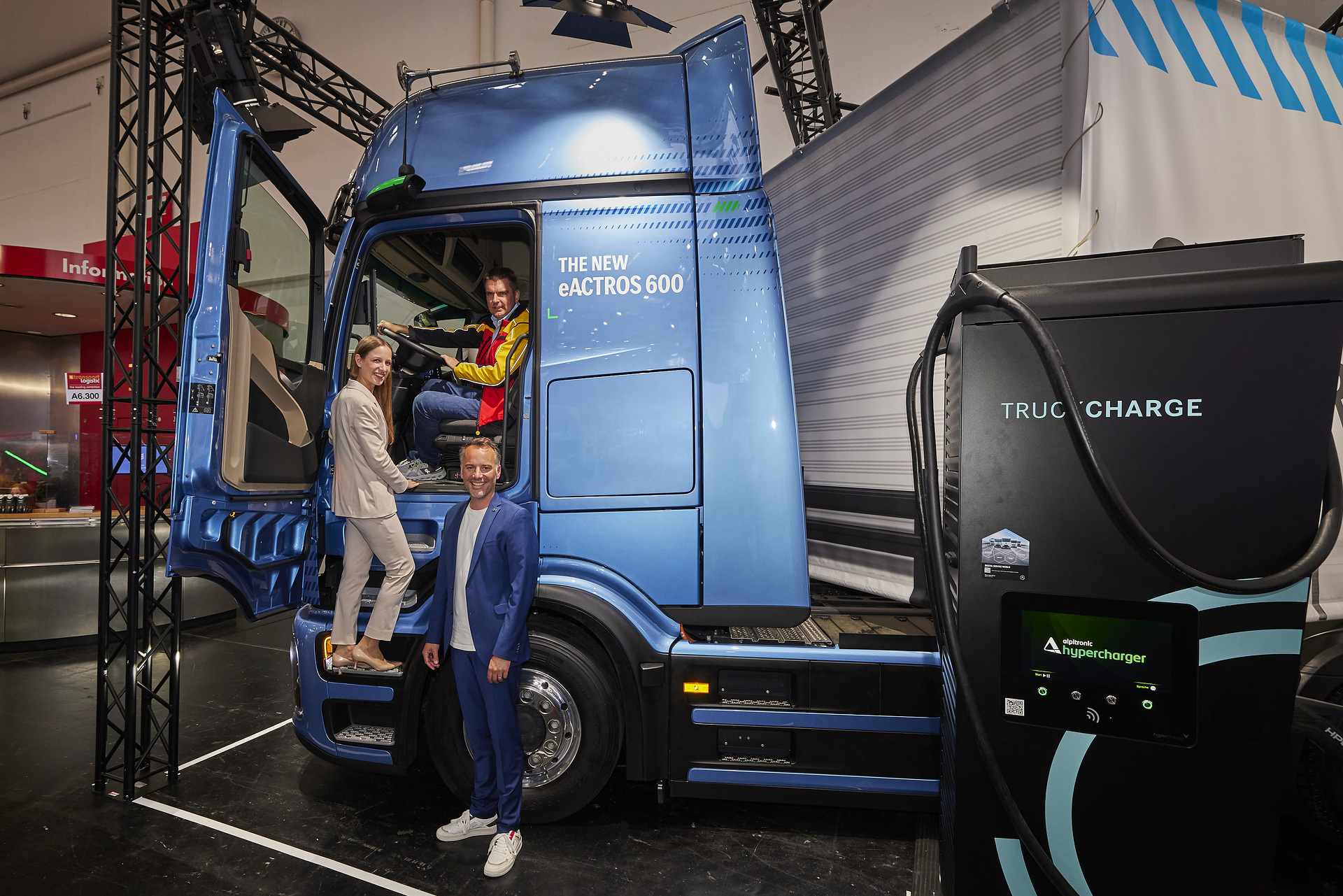 Oben: Marc Hitschfeld (Chief Operations Officer des Unternehmensbereichs Post & Paket Deutschland der DHL Group) Daimler Truck, DHL und hylane schließen Partnerschaft bei vollelektrischen Lkw