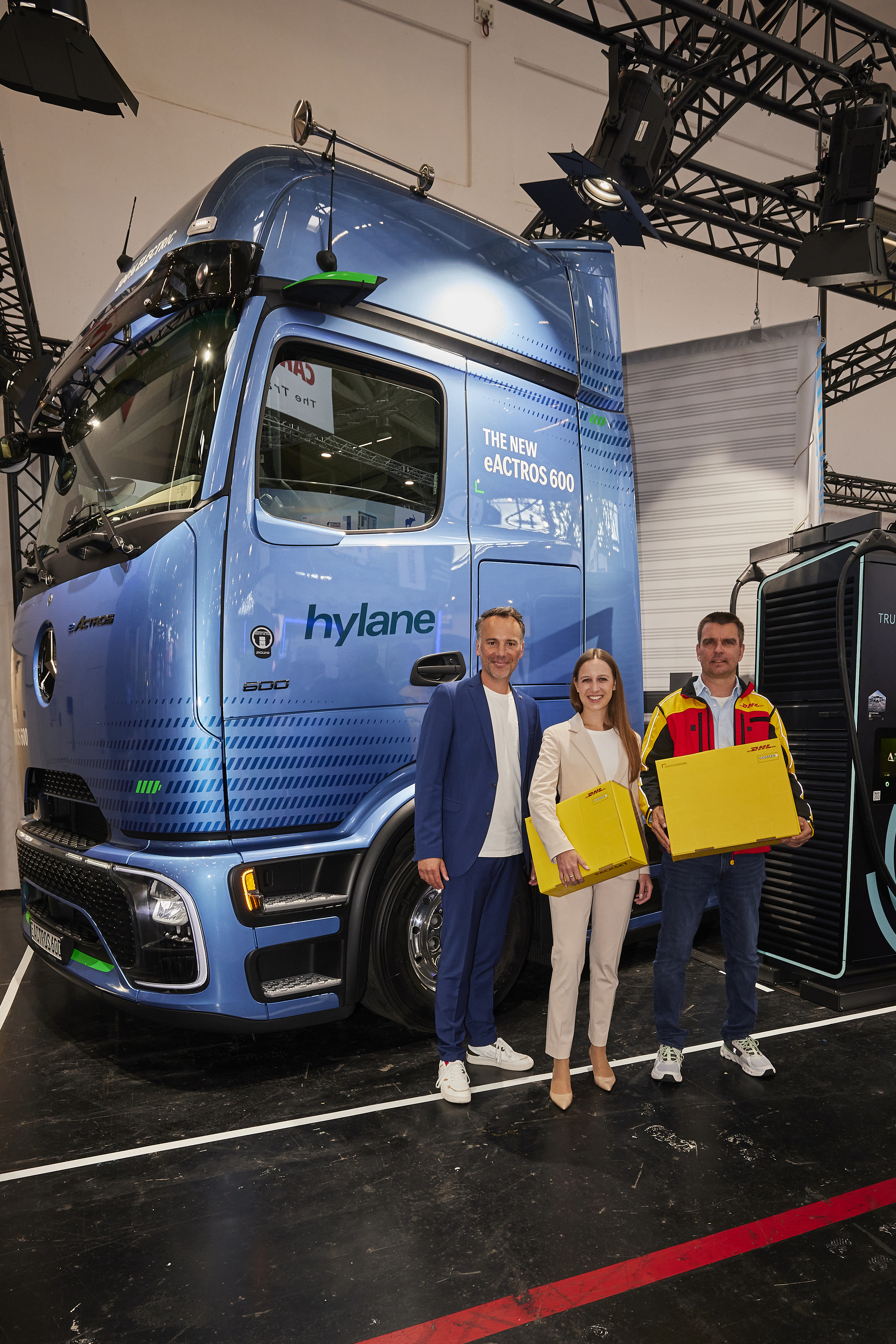 Von links nach rechts: Christian Wilz (Vorsitzender der Geschäftsleitung Mercedes-Benz Trucks & FUSO bei Daimler Truck Deutschland), Dr. Sara Schiffer (Geschäftsführerin hylane), Marc Hitschfeld (Chief Operations Officer des Unternehmensbereichs Post & Paket Deutschland der DHL Group) Daimler Truck, DHL und hylane schließen Partnerschaft bei vollelektrischen Lkw