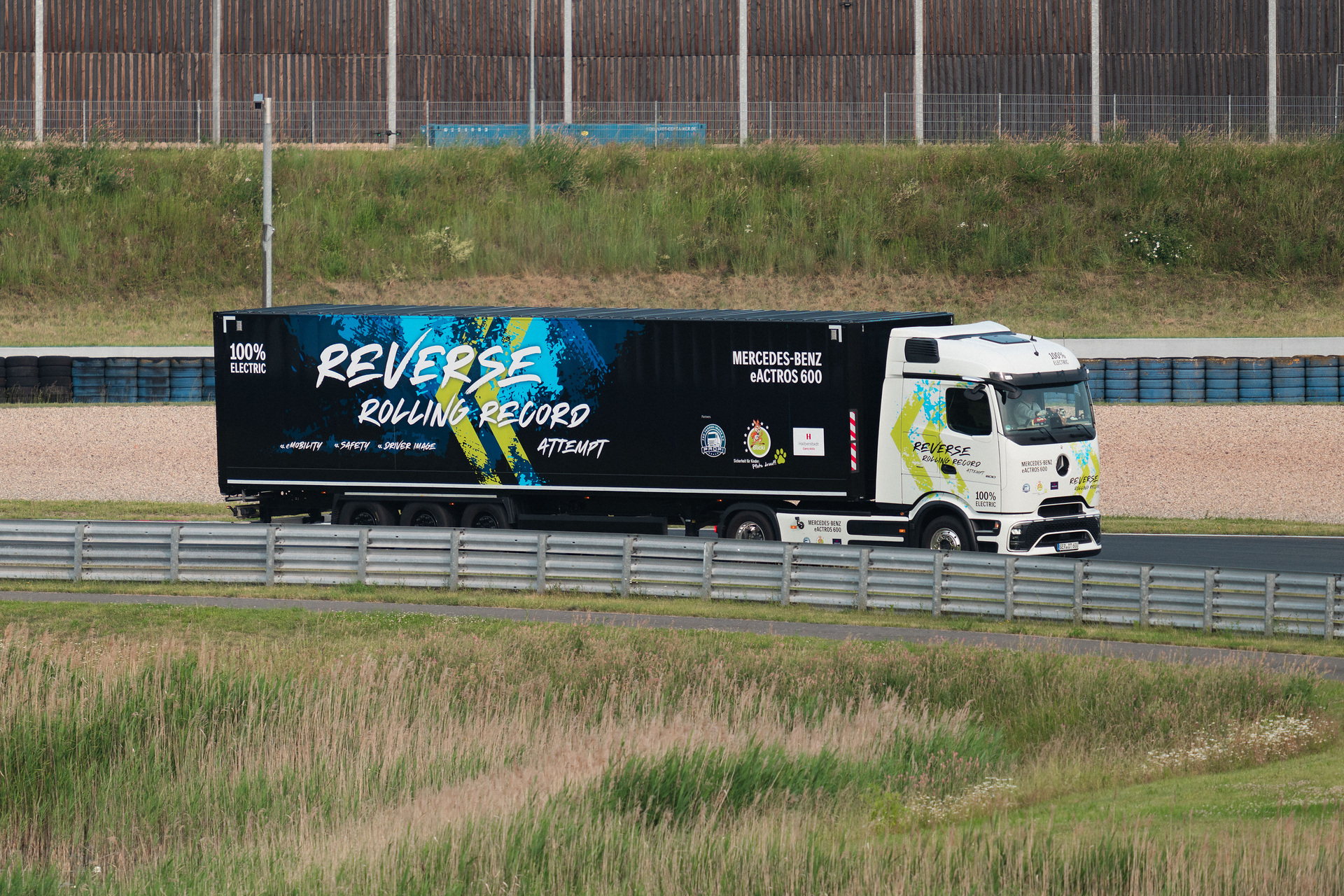Mercedes-Benz Trucks bricht GUINNESS WORLD RECORDS™-Weltrekord mit eActros 600 Mercedes-Benz Trucks bricht GUINNESS WORLD RECORDS™-Weltrekord mit eActros 600