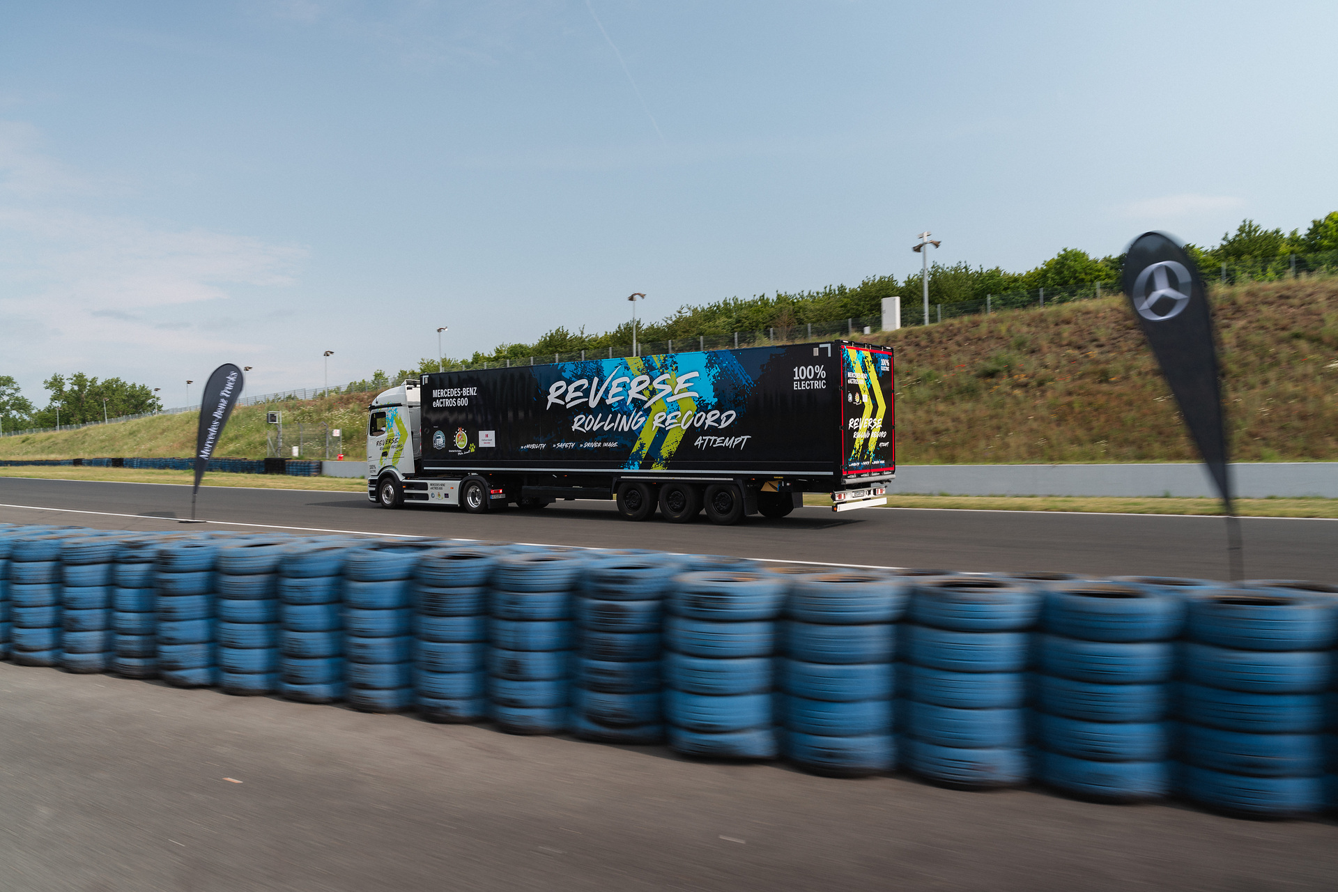 Mercedes-Benz Trucks bricht GUINNESS WORLD RECORDS™-Weltrekord mit eActros 600 Mercedes-Benz Trucks bricht GUINNESS WORLD RECORDS™-Weltrekord mit eActros 600