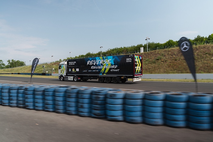 Mercedes-Benz Trucks bricht GUINNESS WORLD RECORDS™-Weltrekord mit eActros 600
