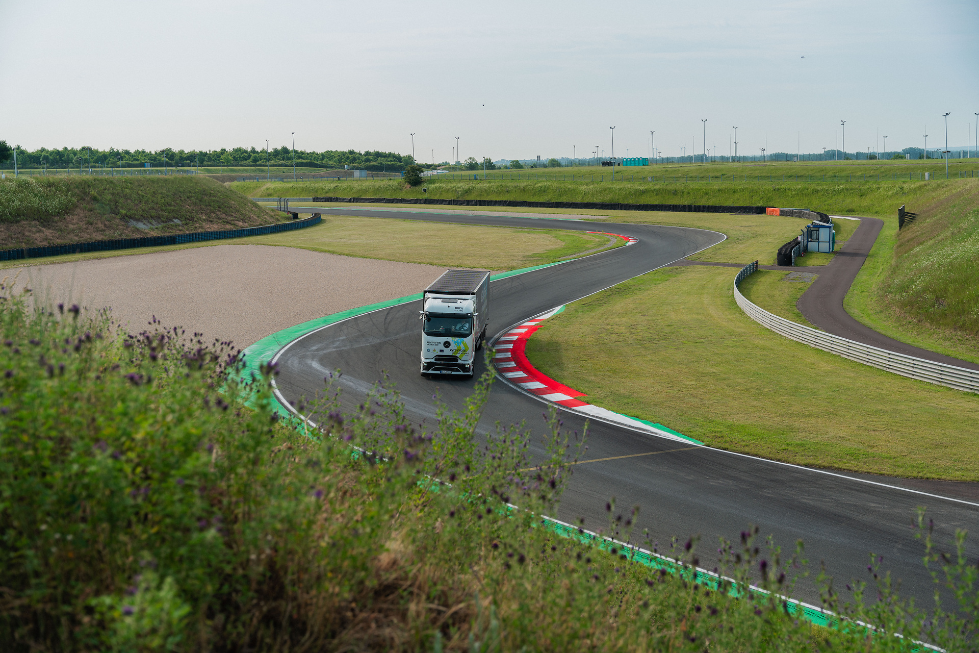 Mercedes-Benz Trucks bricht GUINNESS WORLD RECORDS™-Weltrekord mit eActros 600 Mercedes-Benz Trucks bricht GUINNESS WORLD RECORDS™-Weltrekord mit eActros 600
