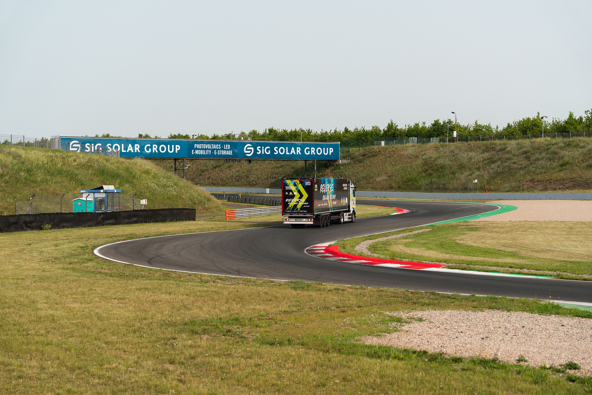 Mercedes-Benz Trucks bricht GUINNESS WORLD RECORDS™-Weltrekord mit eActros 600 Mercedes-Benz Trucks bricht GUINNESS WORLD RECORDS™-Weltrekord mit eActros 600