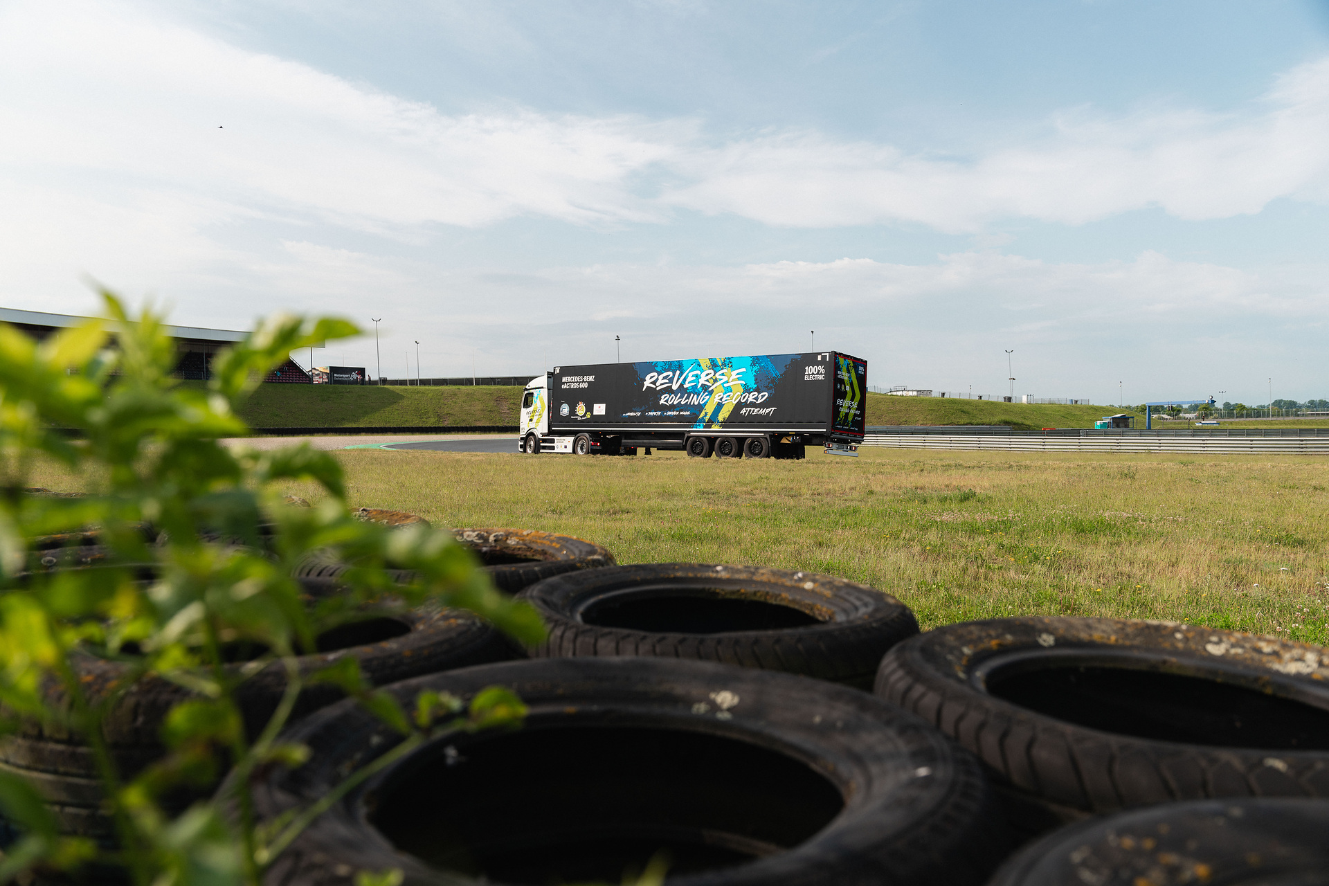 Mercedes-Benz Trucks bricht GUINNESS WORLD RECORDS™-Weltrekord mit eActros 600 Mercedes-Benz Trucks bricht GUINNESS WORLD RECORDS™-Weltrekord mit eActros 600