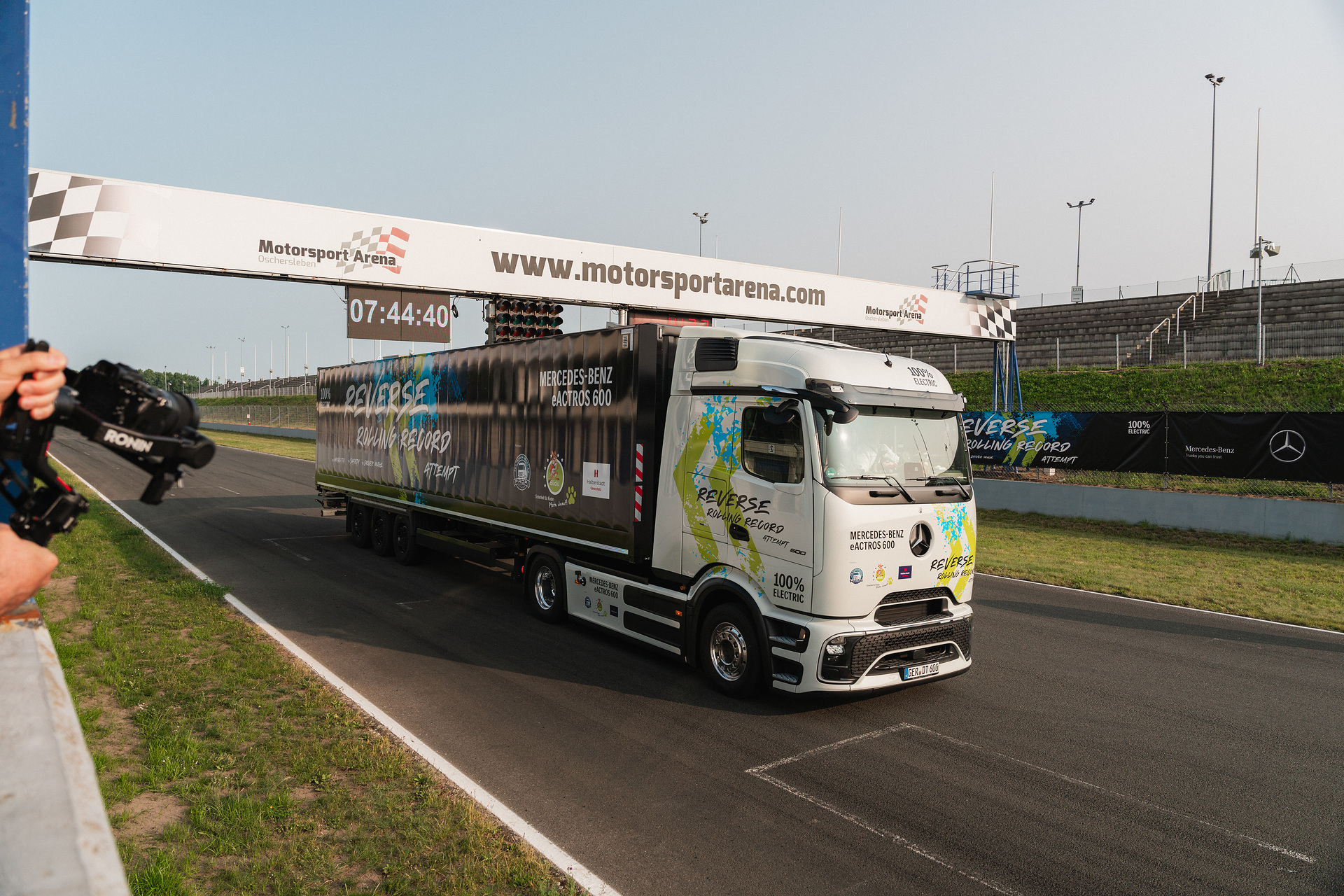 Start der Rückwärtsfahrt mit dem Mercedes-Benz eActros 600 in Oschersleben Mercedes-Benz Trucks bricht GUINNESS WORLD RECORDS™-Weltrekord mit eActros 600