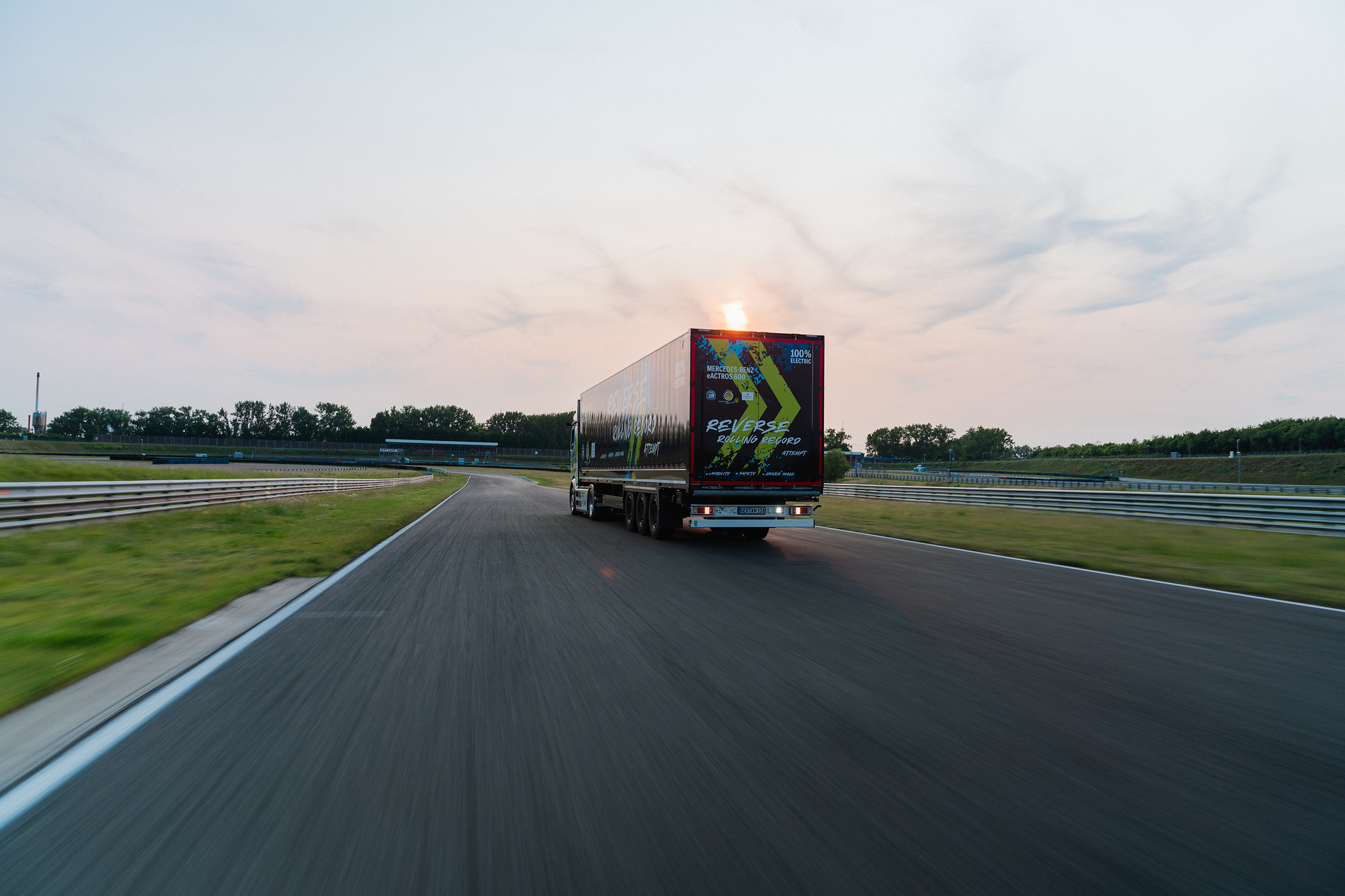 Mercedes-Benz Trucks bricht GUINNESS WORLD RECORDS™-Weltrekord mit eActros 600 Mercedes-Benz Trucks bricht GUINNESS WORLD RECORDS™-Weltrekord mit eActros 600