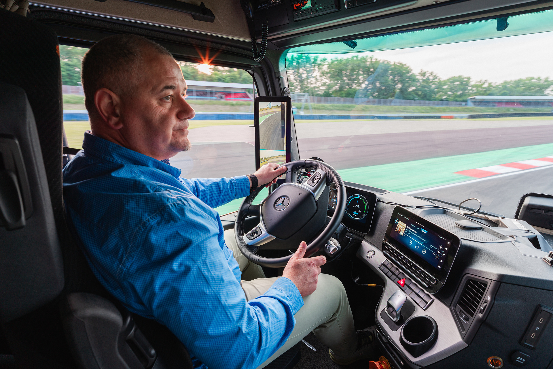 Marco Hellgrewe am Steuer des eActros 600 während des GUINNESS WORLD RECORDS™-Weltrekords im Rückwärtsfahren Mercedes-Benz Trucks bricht GUINNESS WORLD RECORDS™-Weltrekord mit eActros 600
