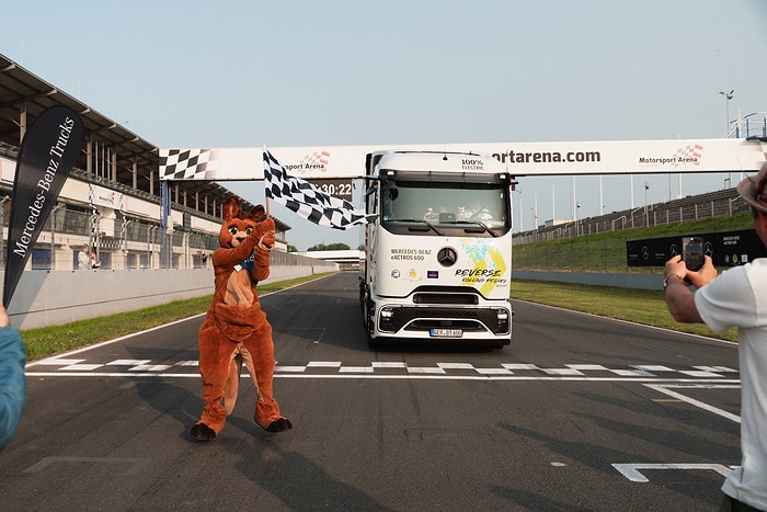 Mercedes-Benz Trucks bricht GUINNESS WORLD RECORDS™-Weltrekord mit eActros 600