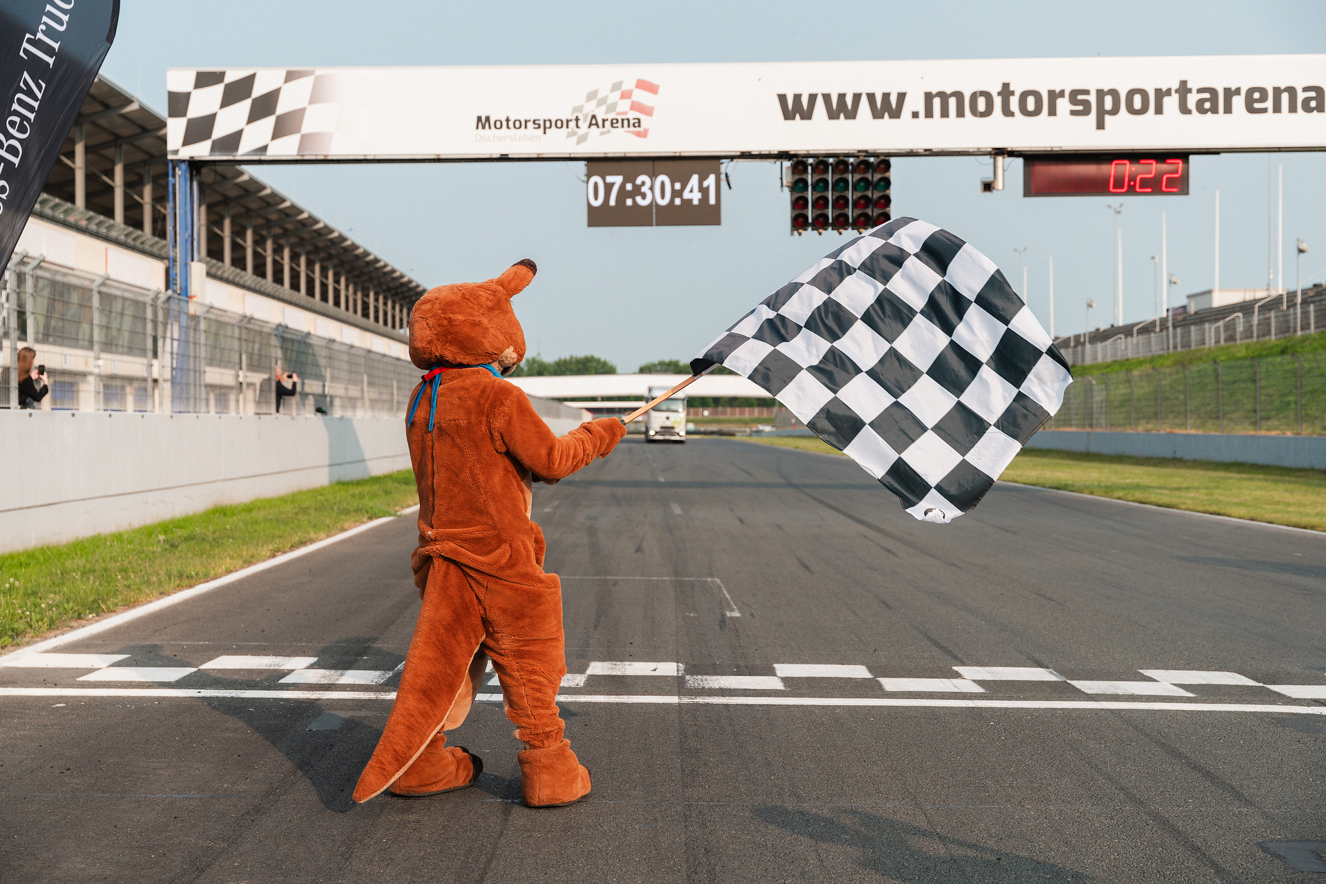 Start der Rückwärtsfahrt mit dem Mercedes-Benz eActros 600 in Oschersleben Mercedes-Benz Trucks bricht GUINNESS WORLD RECORDS™-Weltrekord mit eActros 600