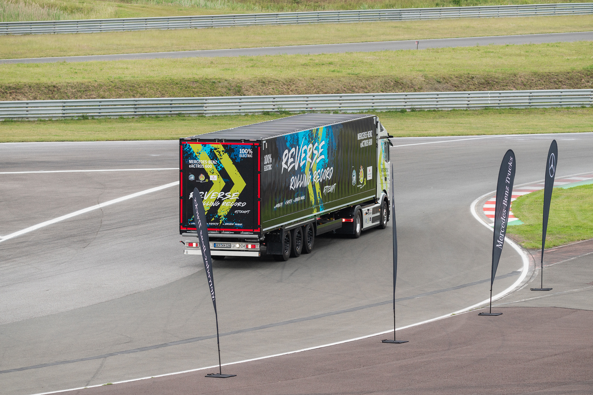 Mercedes-Benz Trucks bricht GUINNESS WORLD RECORDS™-Weltrekord mit eActros 600 Mercedes-Benz Trucks bricht GUINNESS WORLD RECORDS™-Weltrekord mit eActros 600