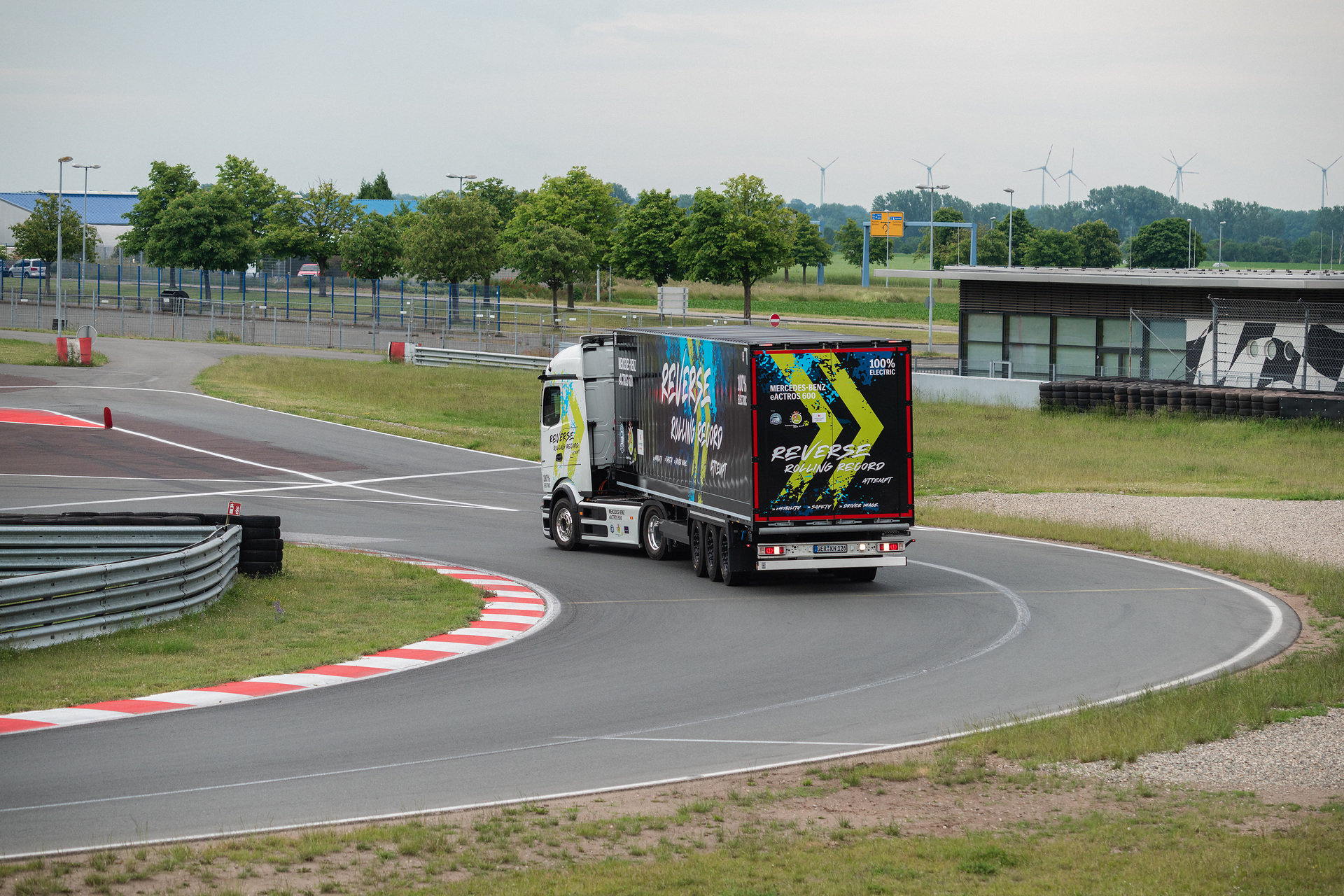 Mercedes-Benz Trucks bricht GUINNESS WORLD RECORDS™-Weltrekord mit eActros 600 Mercedes-Benz Trucks bricht GUINNESS WORLD RECORDS™-Weltrekord mit eActros 600